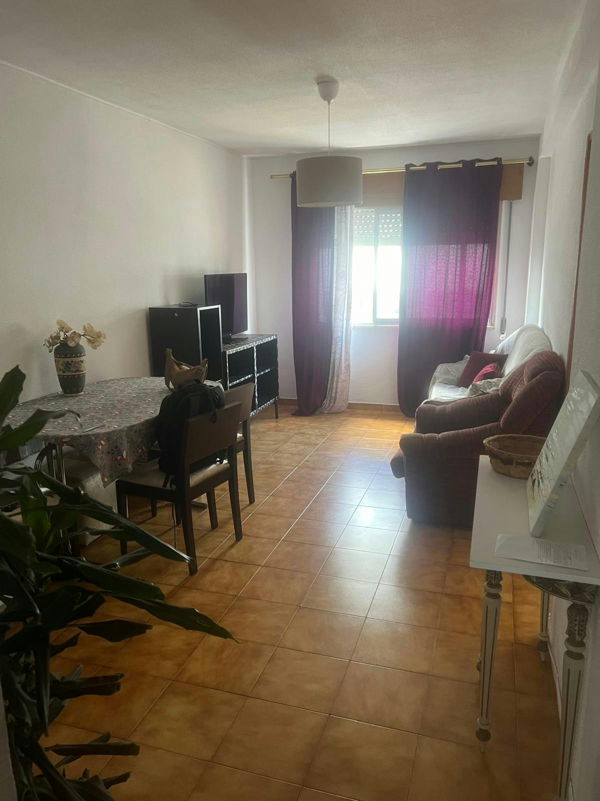 Дом сдается в аренду за 1 000 € в месяц в Setúbal, Rua Henrique Costa Neves