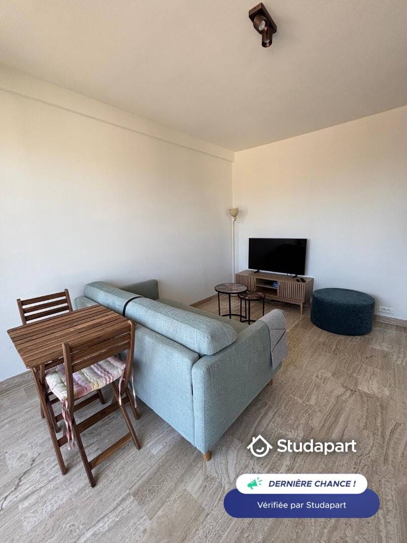 Apartment for rent for €1,300 per month in Antibes, Boulevard du Cap