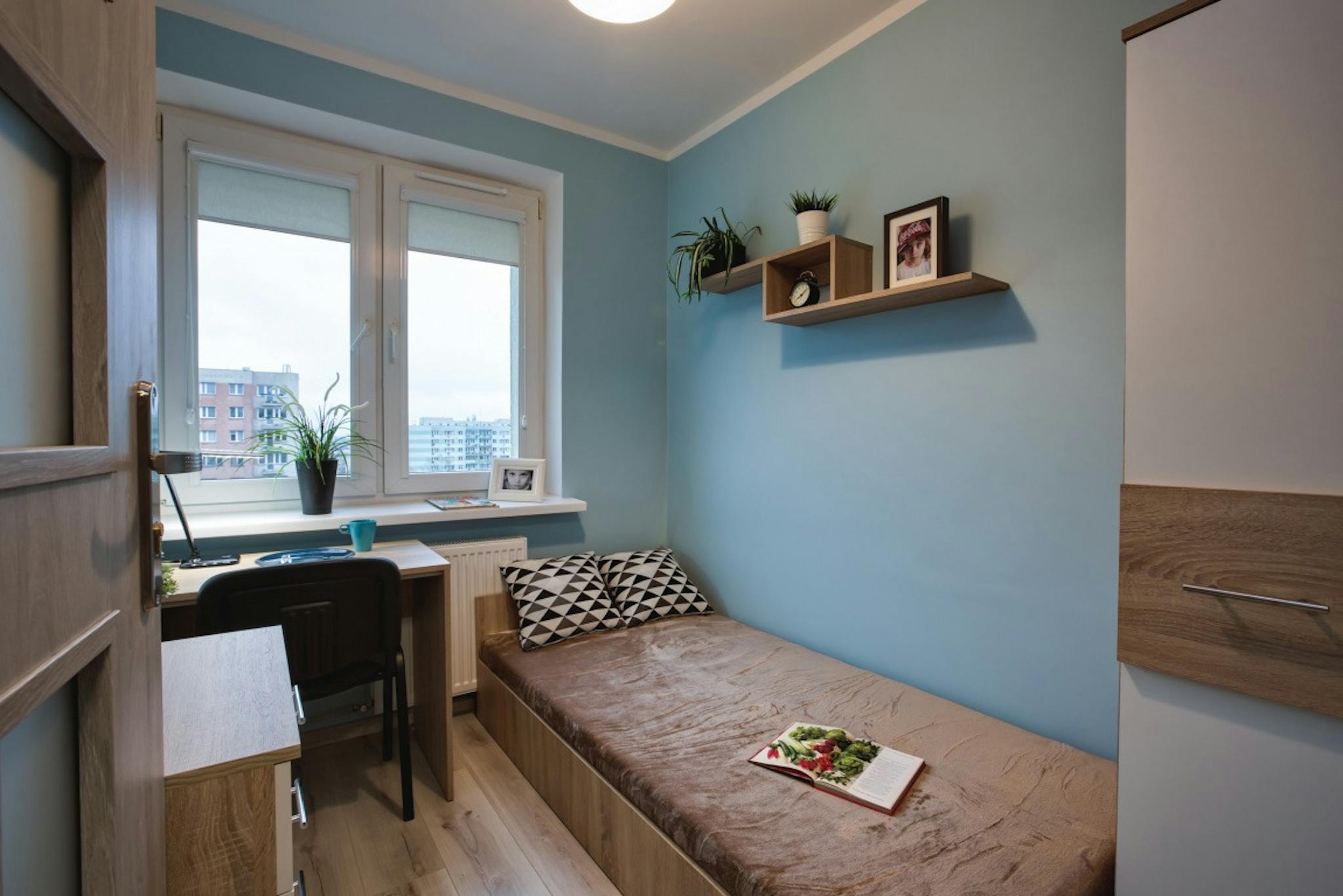 Marsylska, Warsaw preview