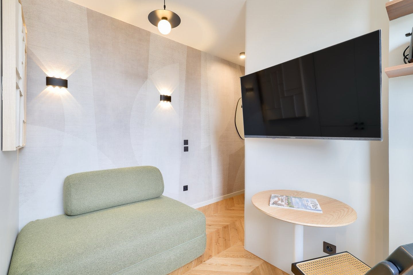 Studio for rent for €1,300 per month in Paris, Avenue de Versailles