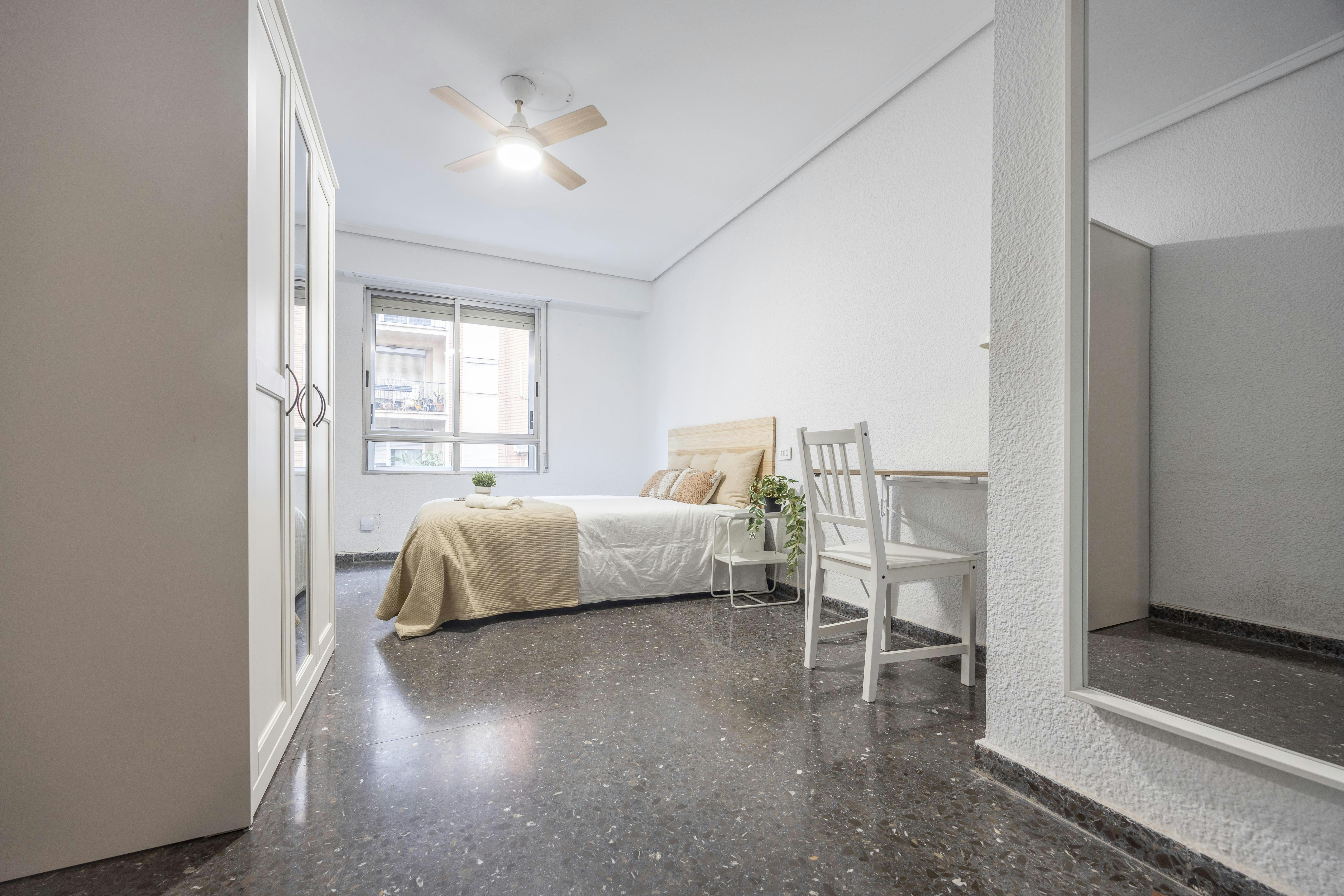 Private room for rent for €400 per month in Valencia, Carrer de Roís de Corella