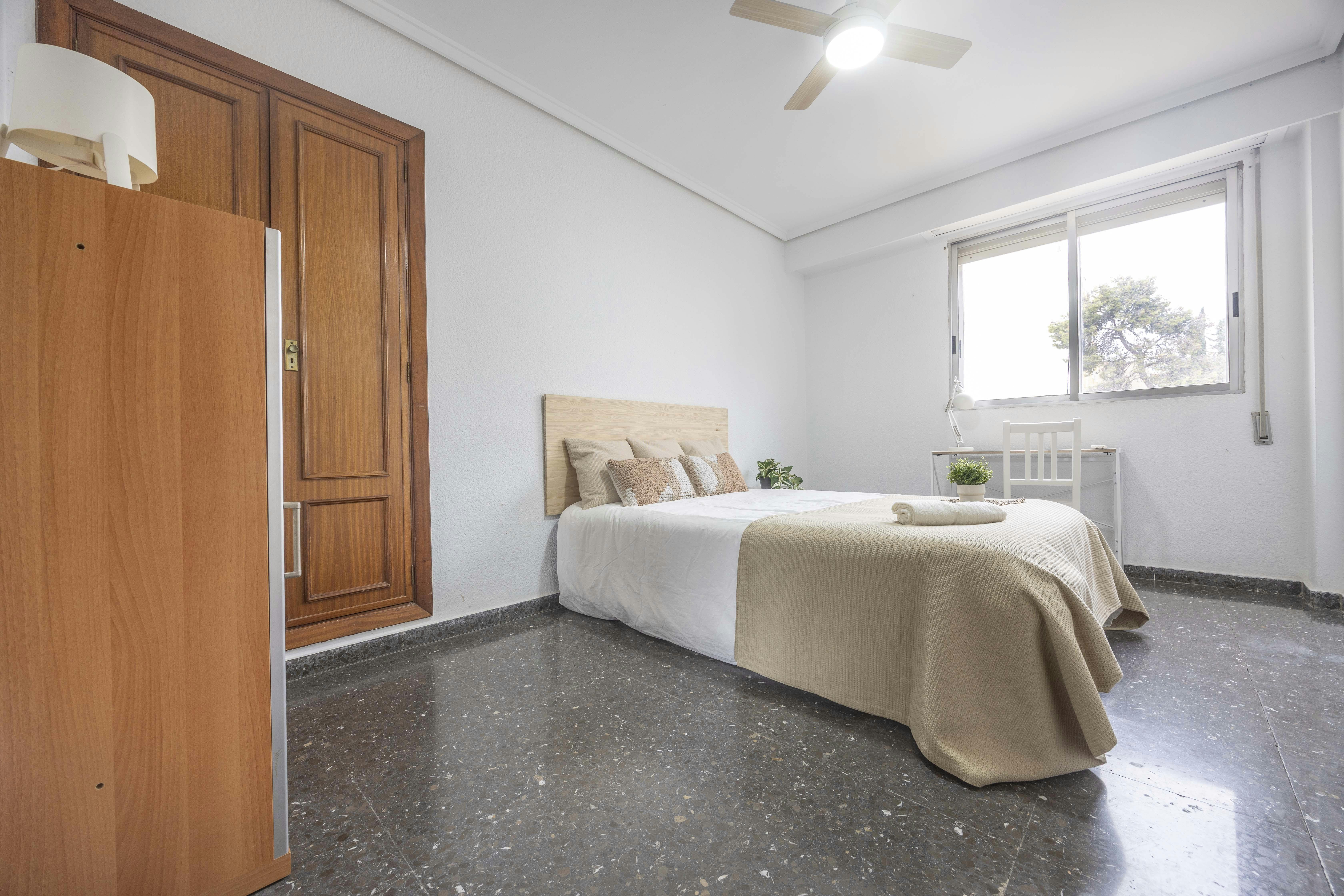 Private room for rent for €400 per month in Valencia, Carrer de Roís de Corella