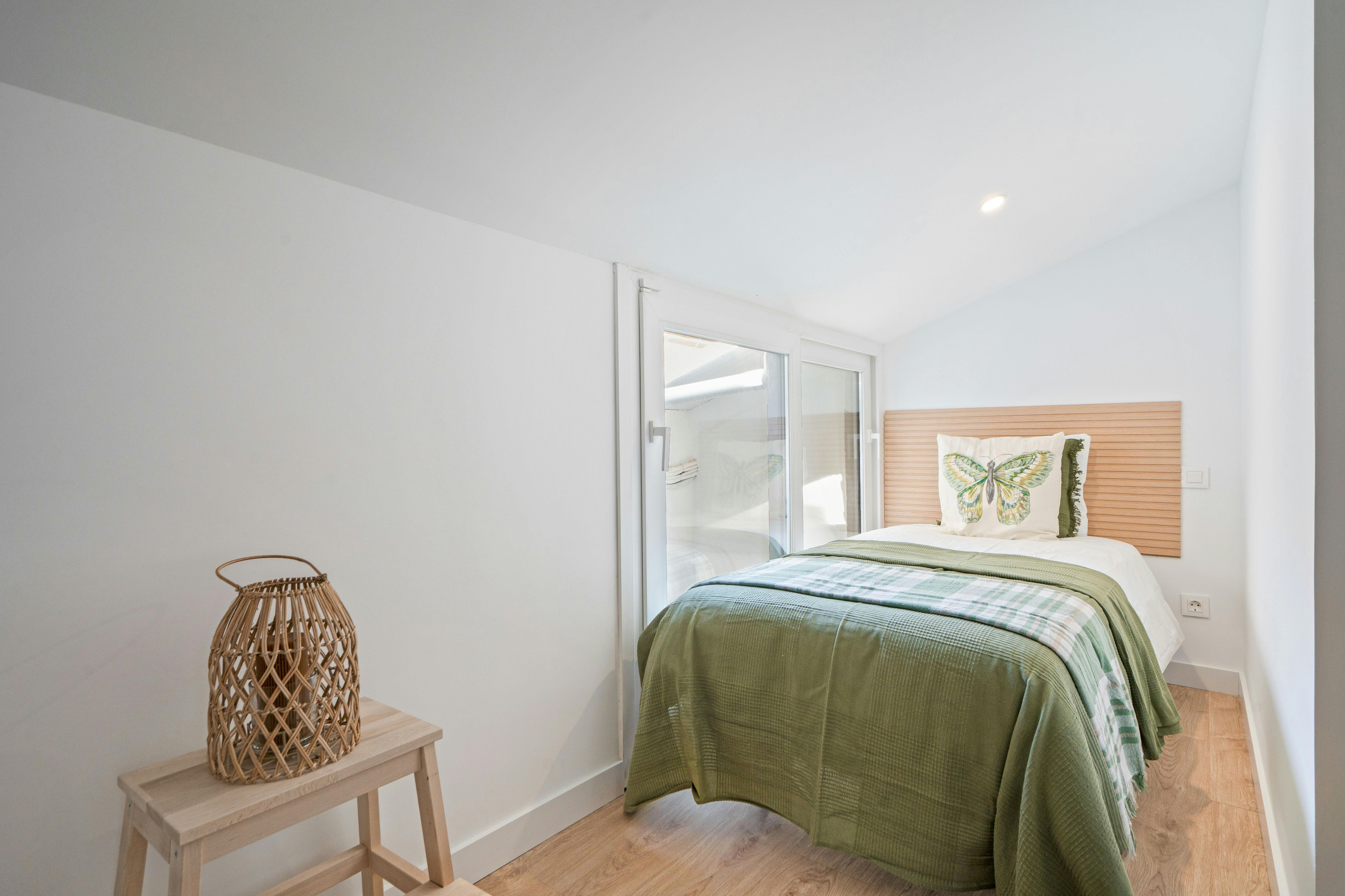 Shared room for rent for €650 per month in Madrid, Paseo de la Dirección