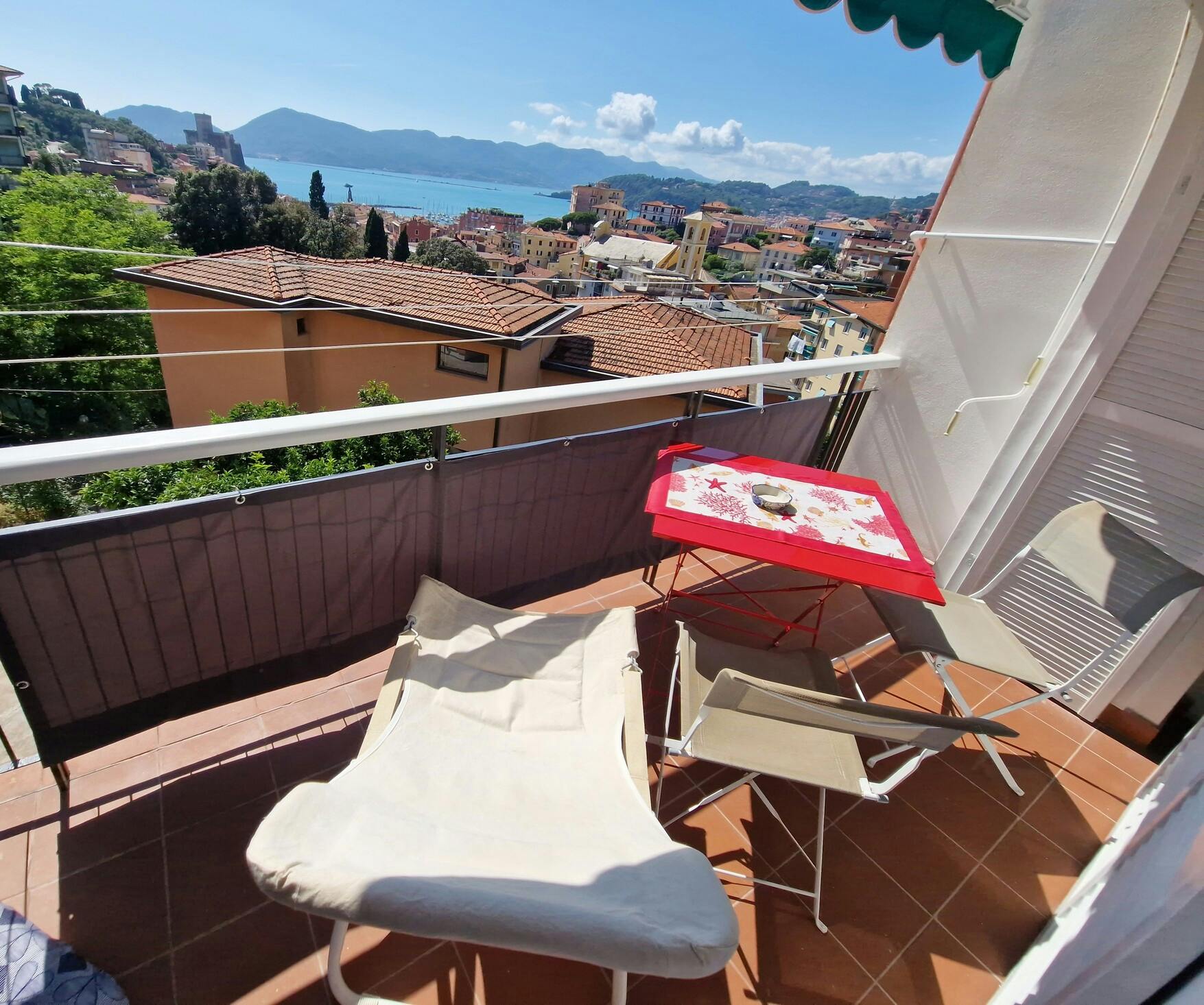 Appartement te huur voor € 1.400 per maand in Lerici, Via Carbognano 1ª Traversa