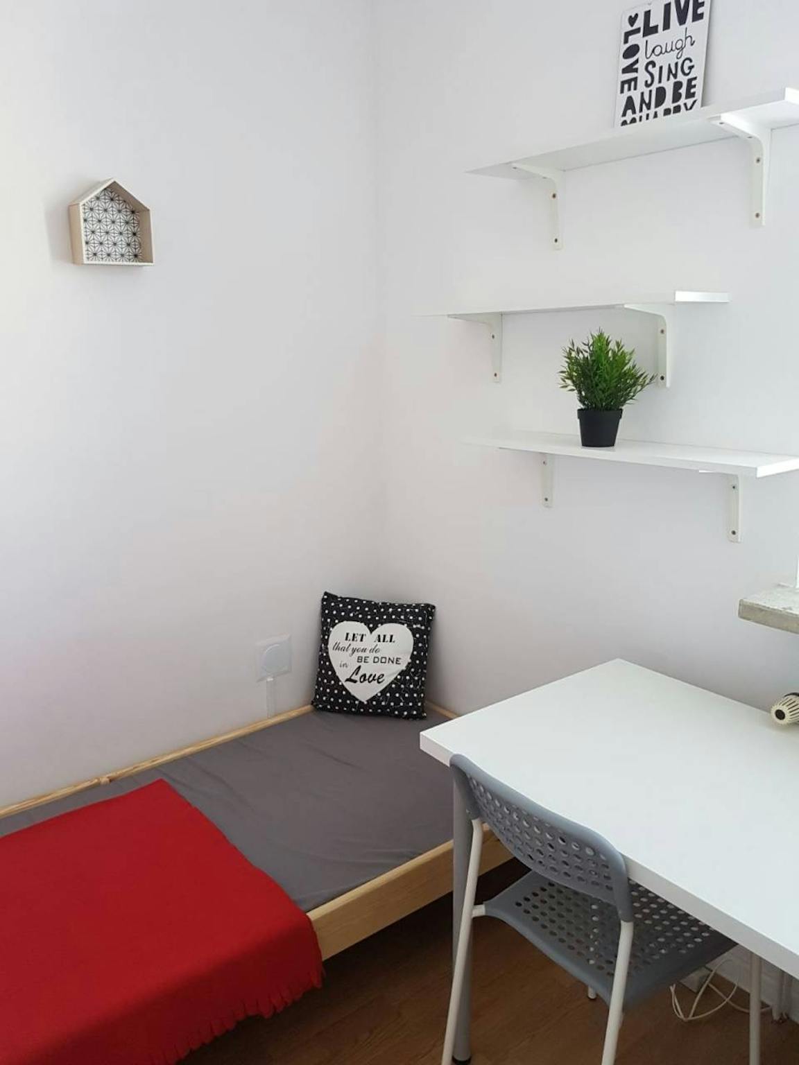 Pod Lipą, Warsaw preview