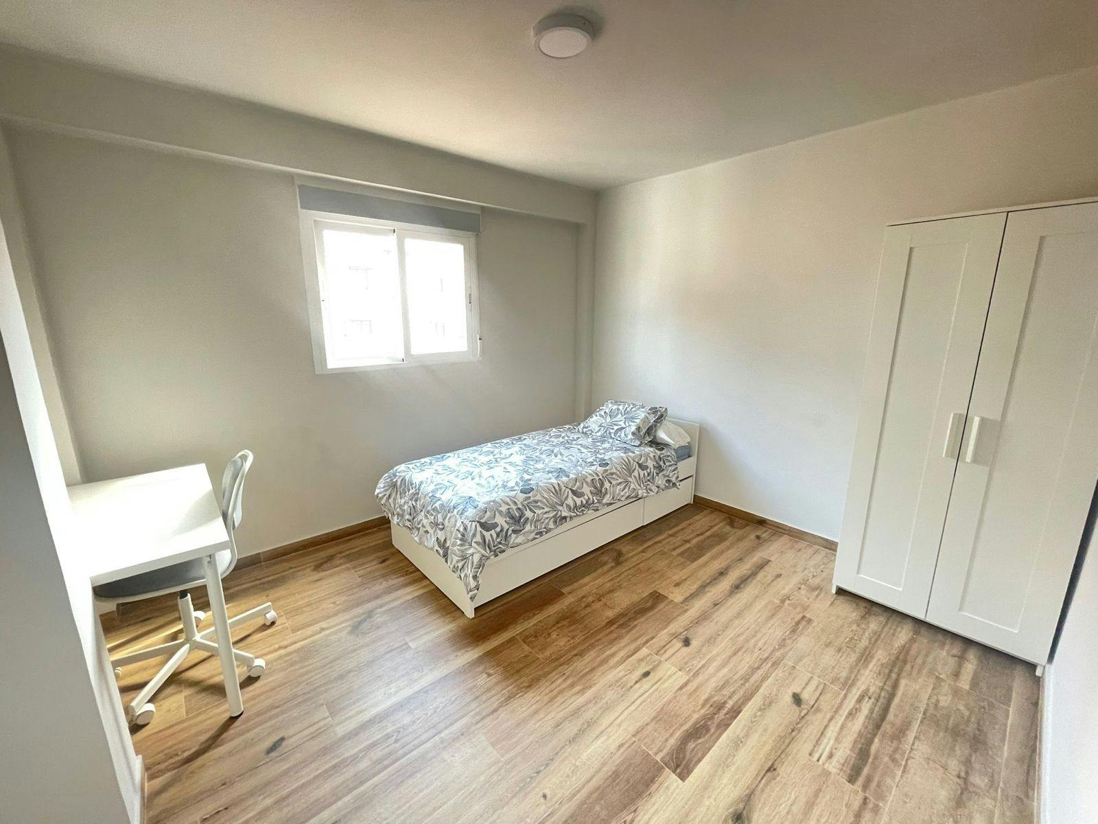 Private room for rent for €370 per month in Zaragoza, Calle de Antonio Sangenis