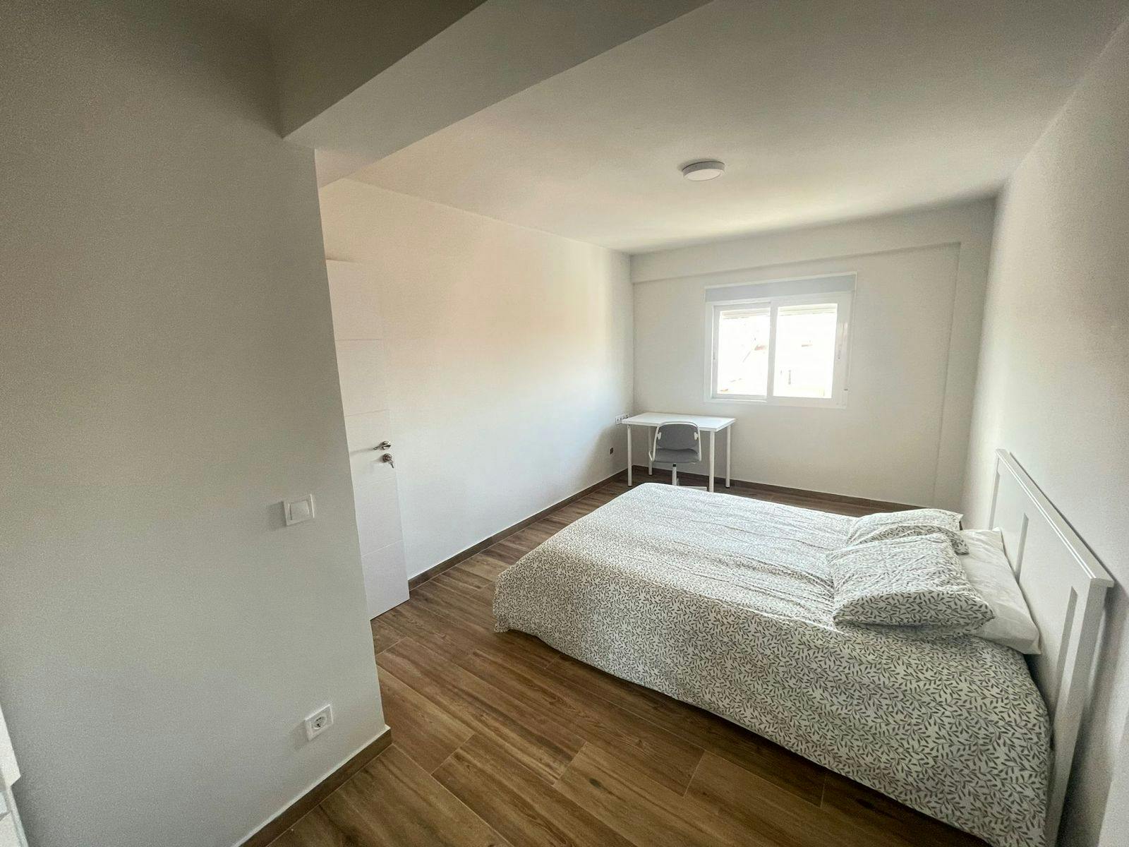 Private room for rent for €370 per month in Zaragoza, Calle de Antonio Sangenis