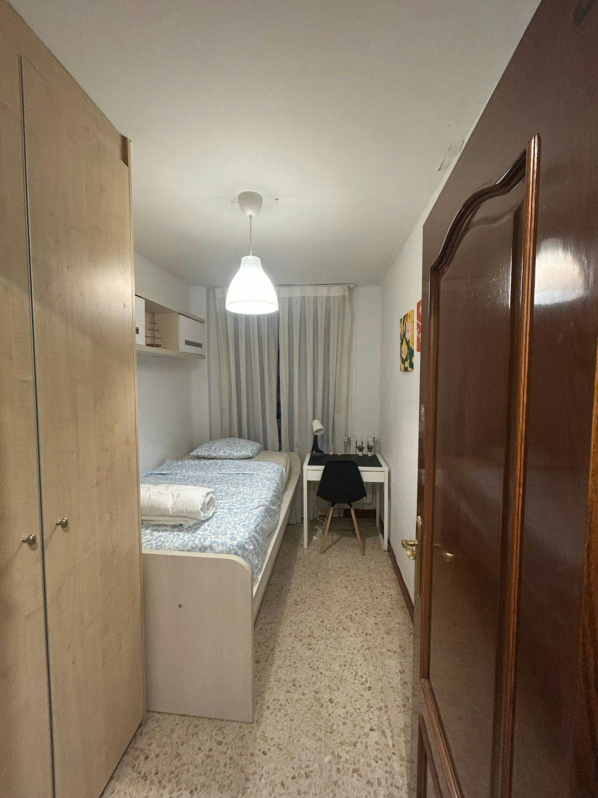 Private room for rent for €350 per month in Zaragoza, Calle de Santa Lucía