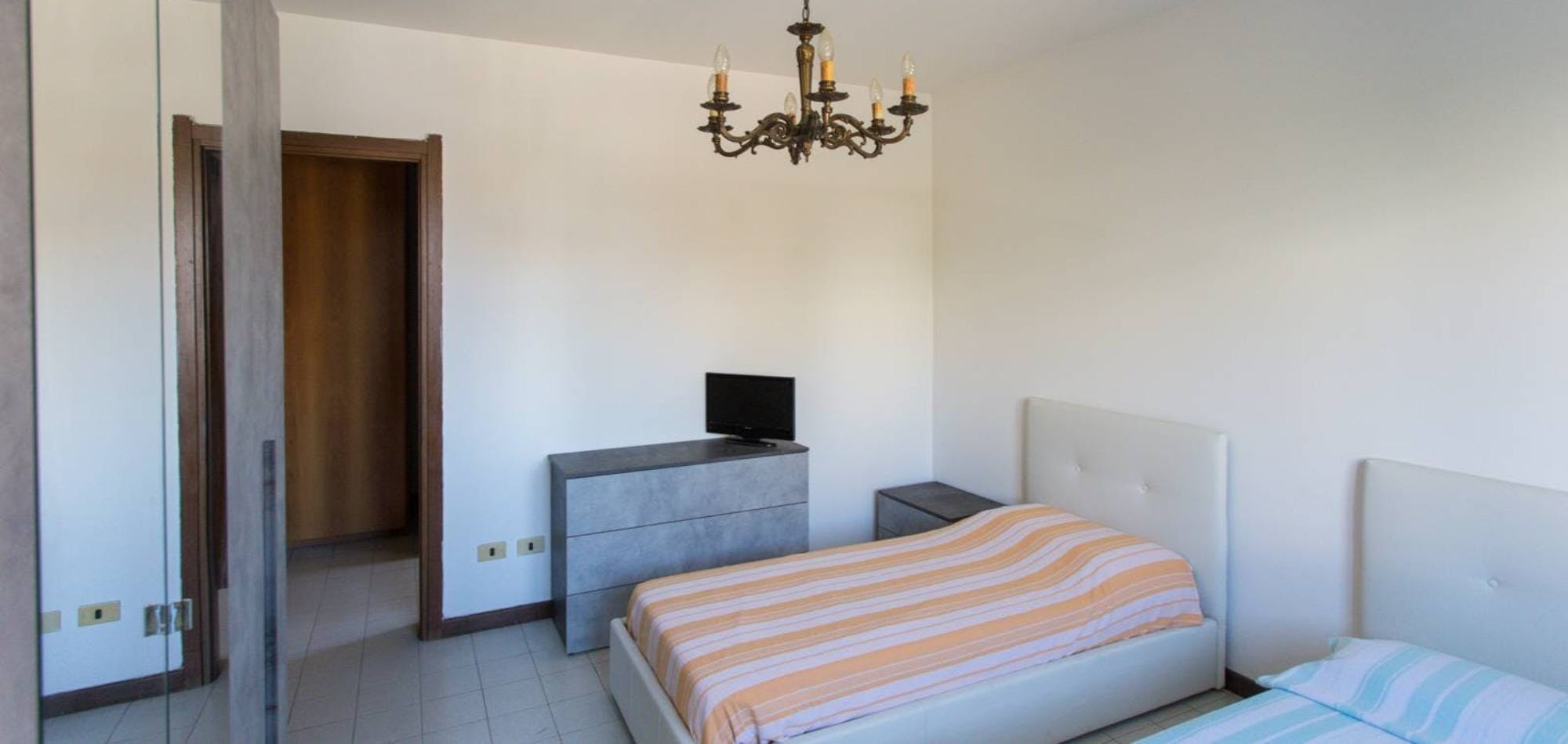 Shared room for rent for €350 per month in Milan, Via Fratelli Zoia