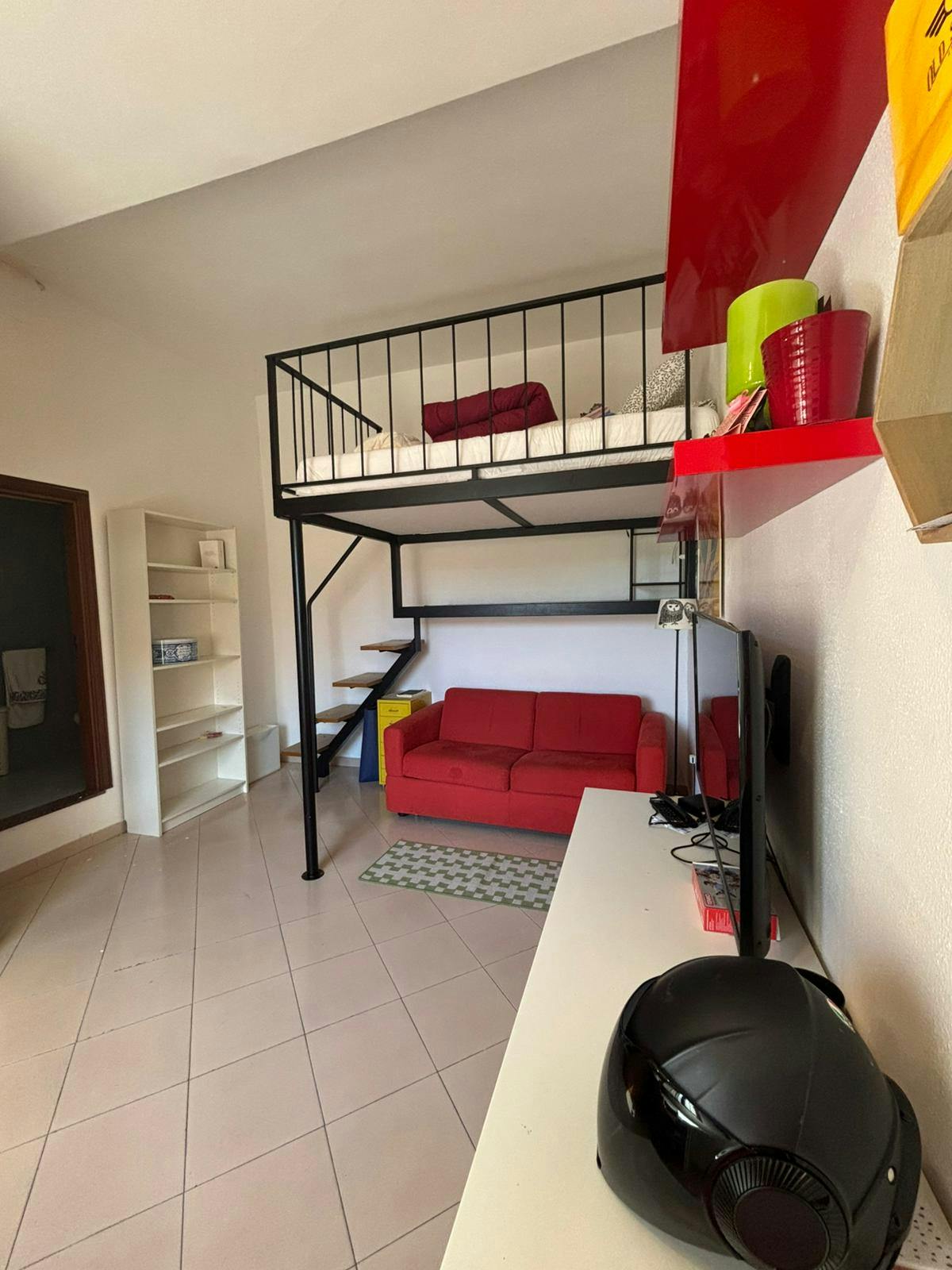 Квартира сдается в аренду за 750 € в месяц в Naples, Via Santa Teresa degli Scalzi