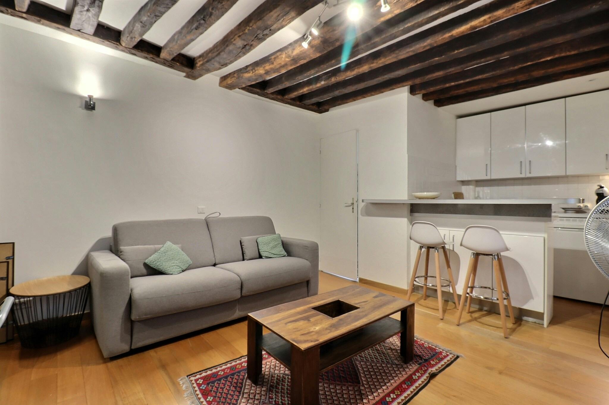 Studio for rent for €1,396 per month in Paris, Rue Saint-Louis en l'Île
