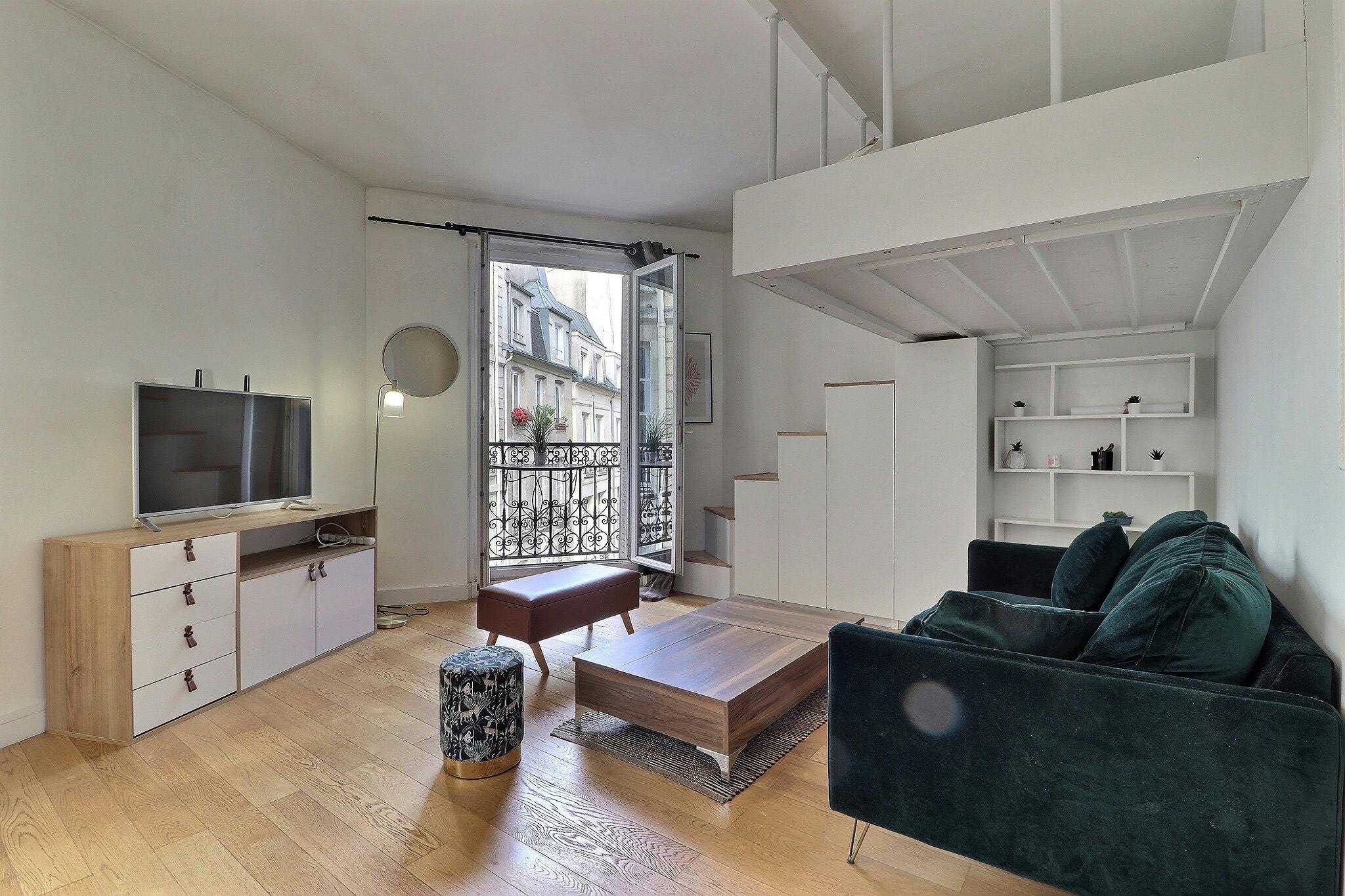 Studio for rent for €1,802 per month in Paris, Rue Saint-André des Arts