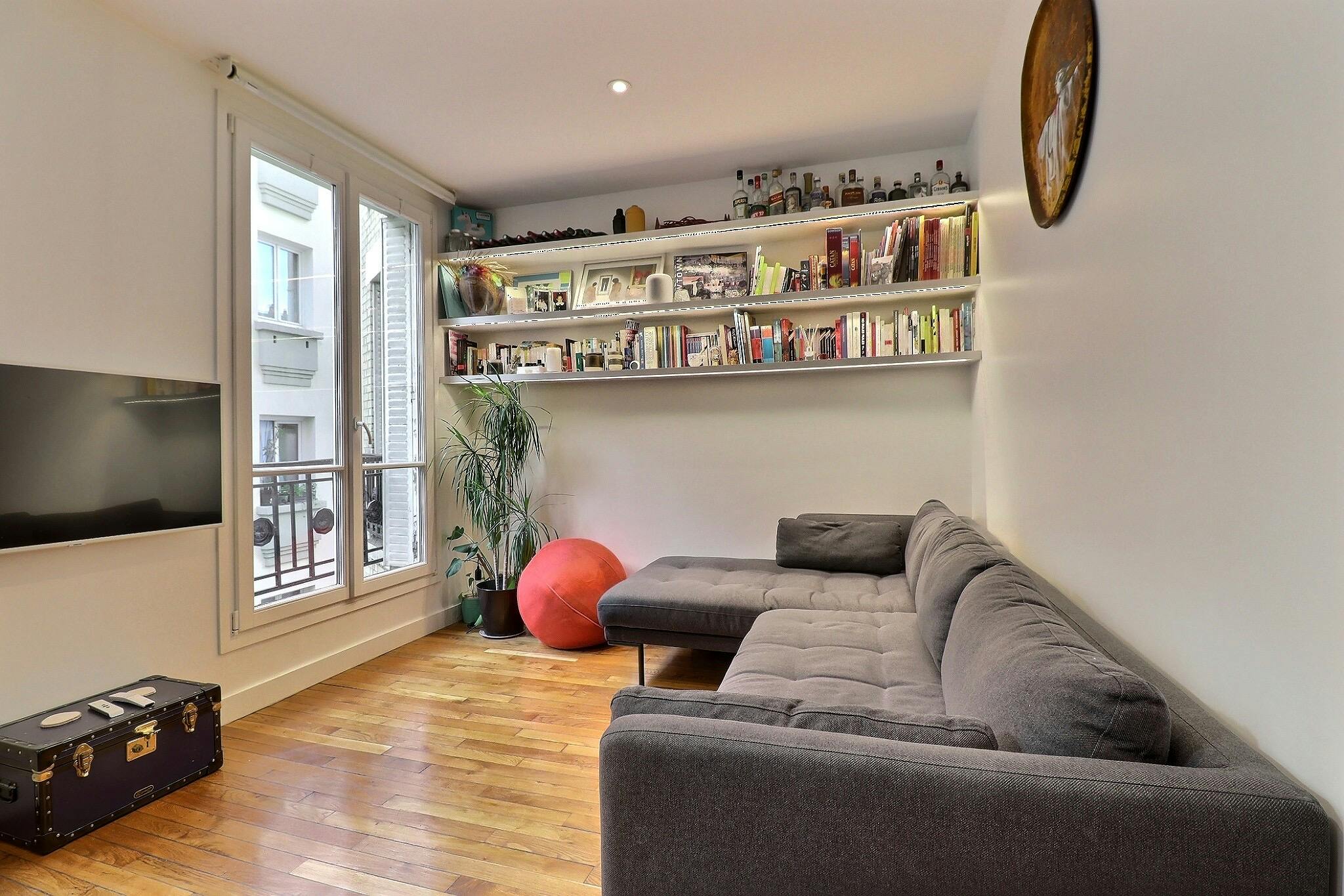 Apartment for rent for €2,461 per month in Paris, Rue Saint-Martin