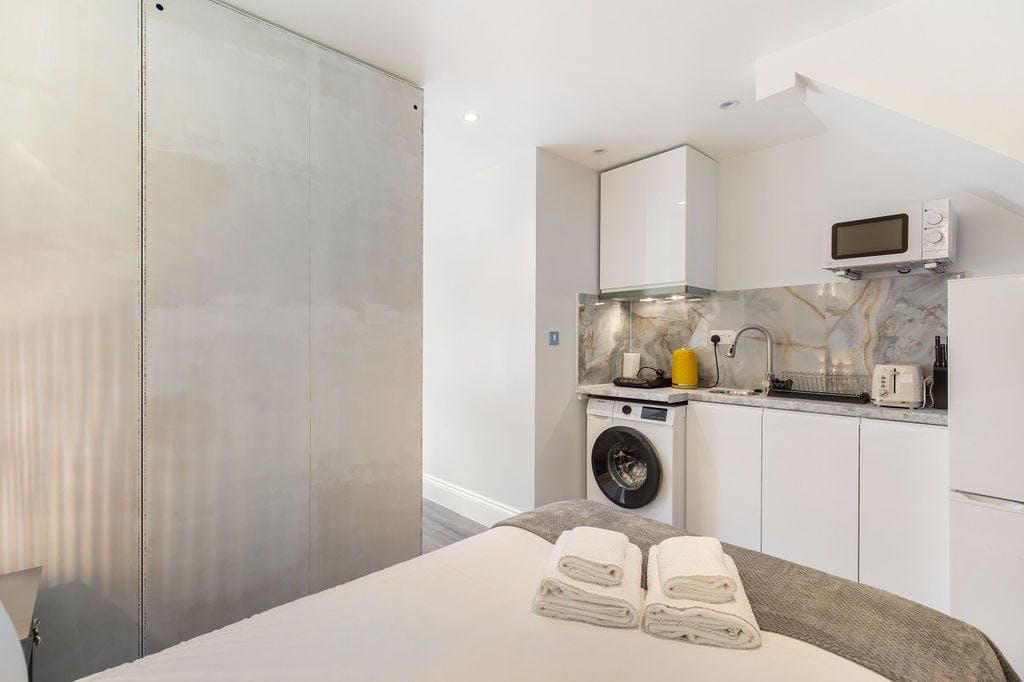 Studio for rent for €11,581 per month in London, Capstan Square