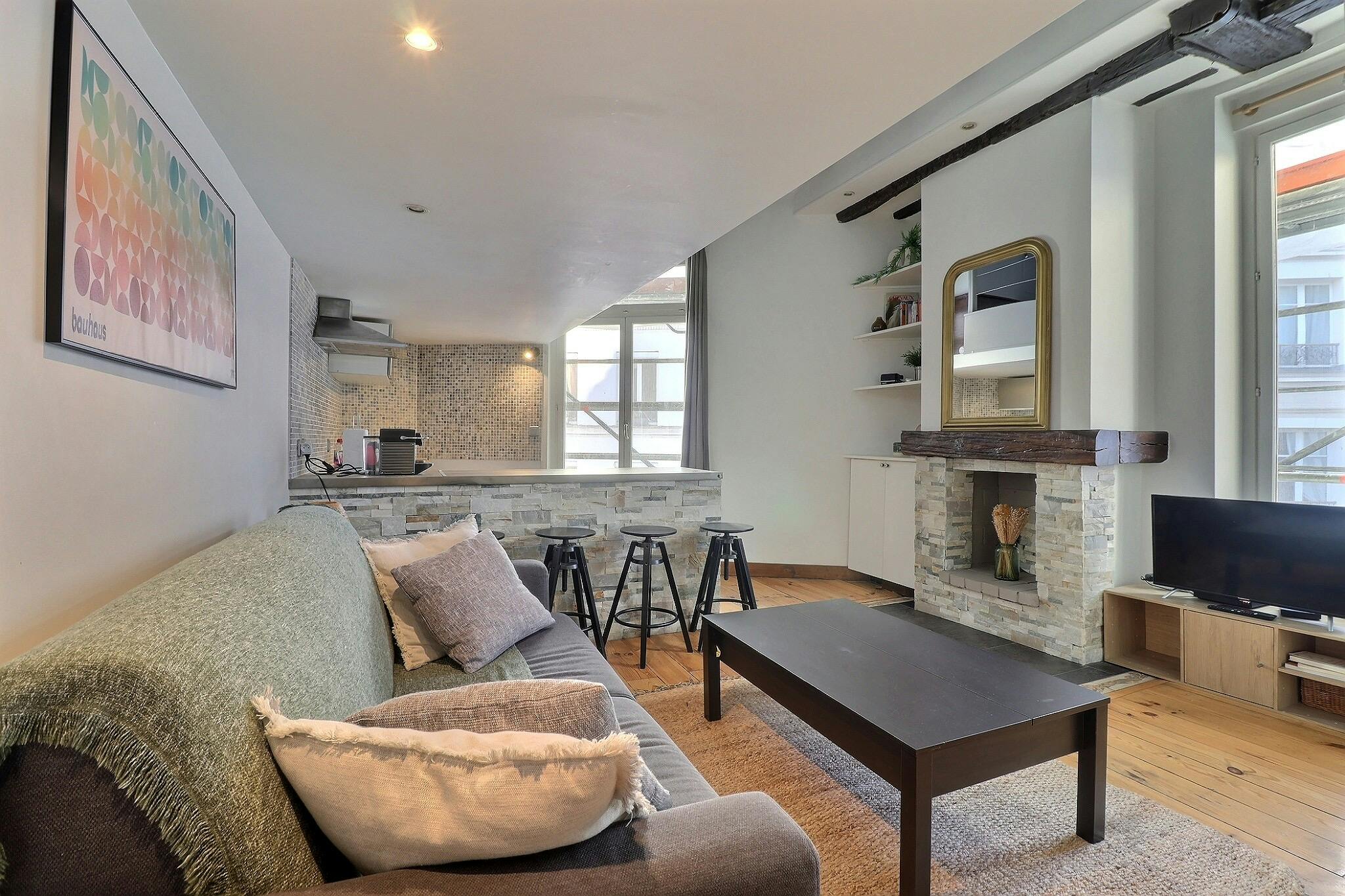 Studio for rent for €2,107 per month in Paris, Rue du Pont aux Choux