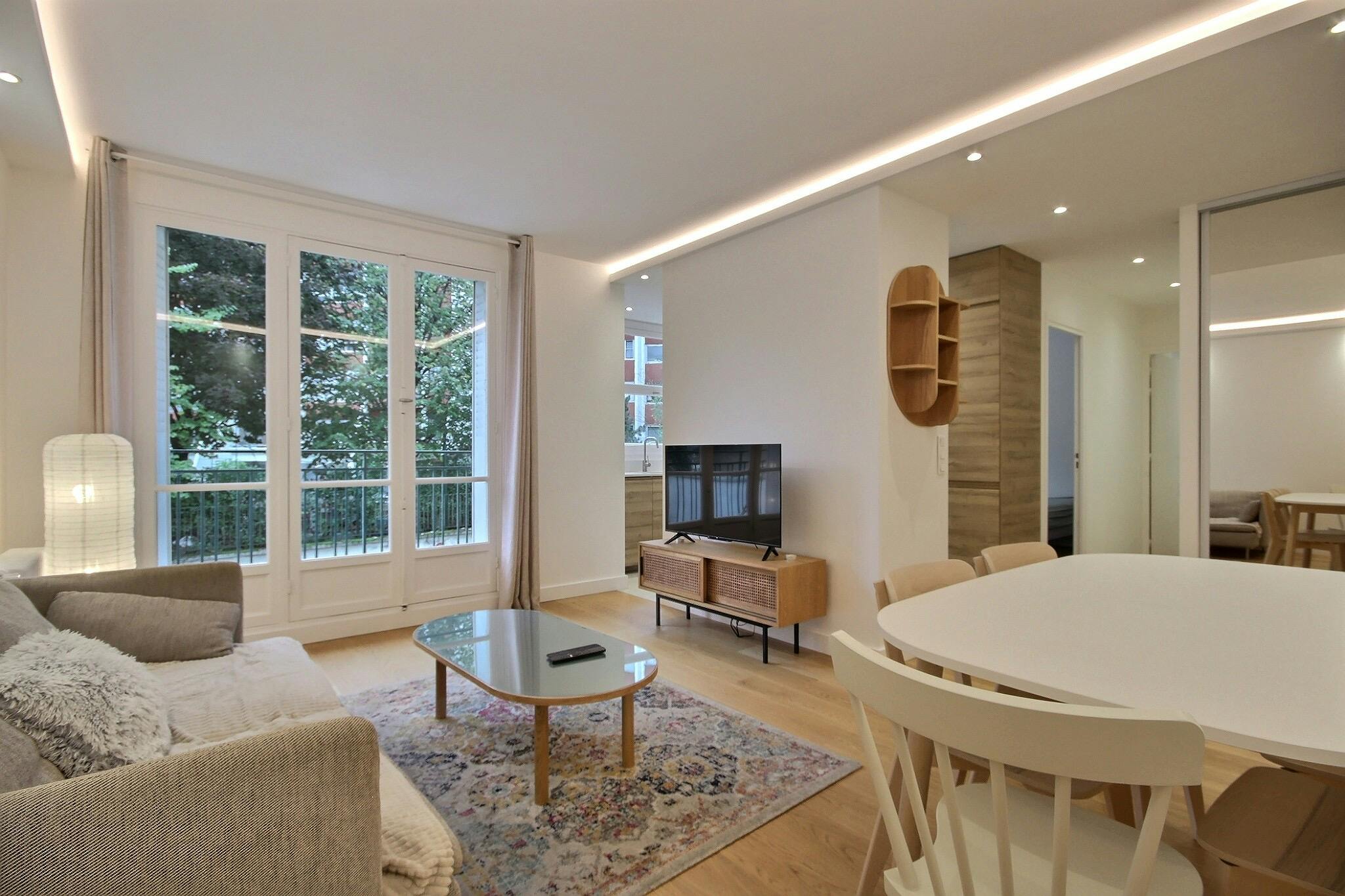 Apartment for rent for €2,700 per month in Paris, Rue Lecourbe