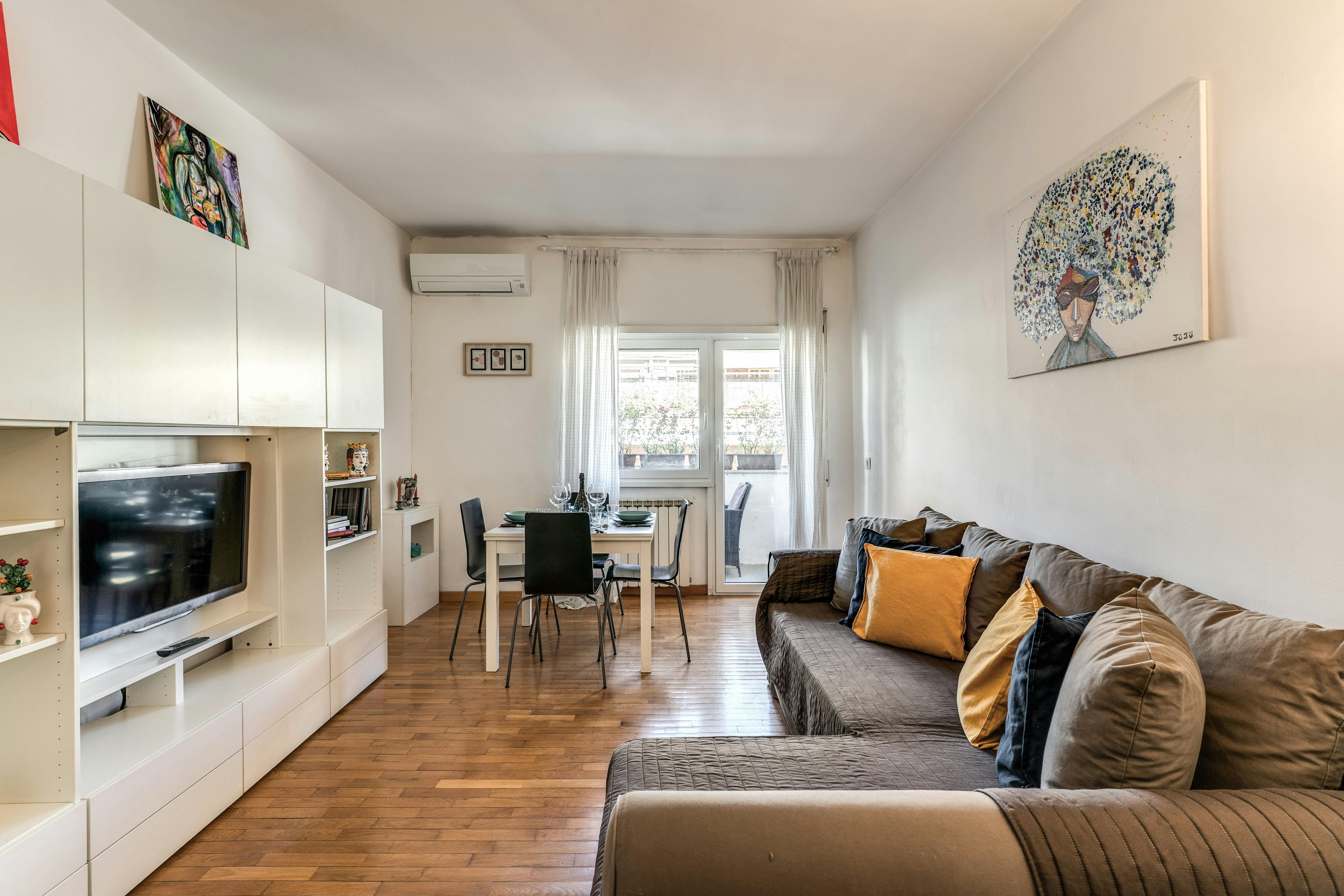 Building for rent for €1,400 per month in Rome, Via della Moletta