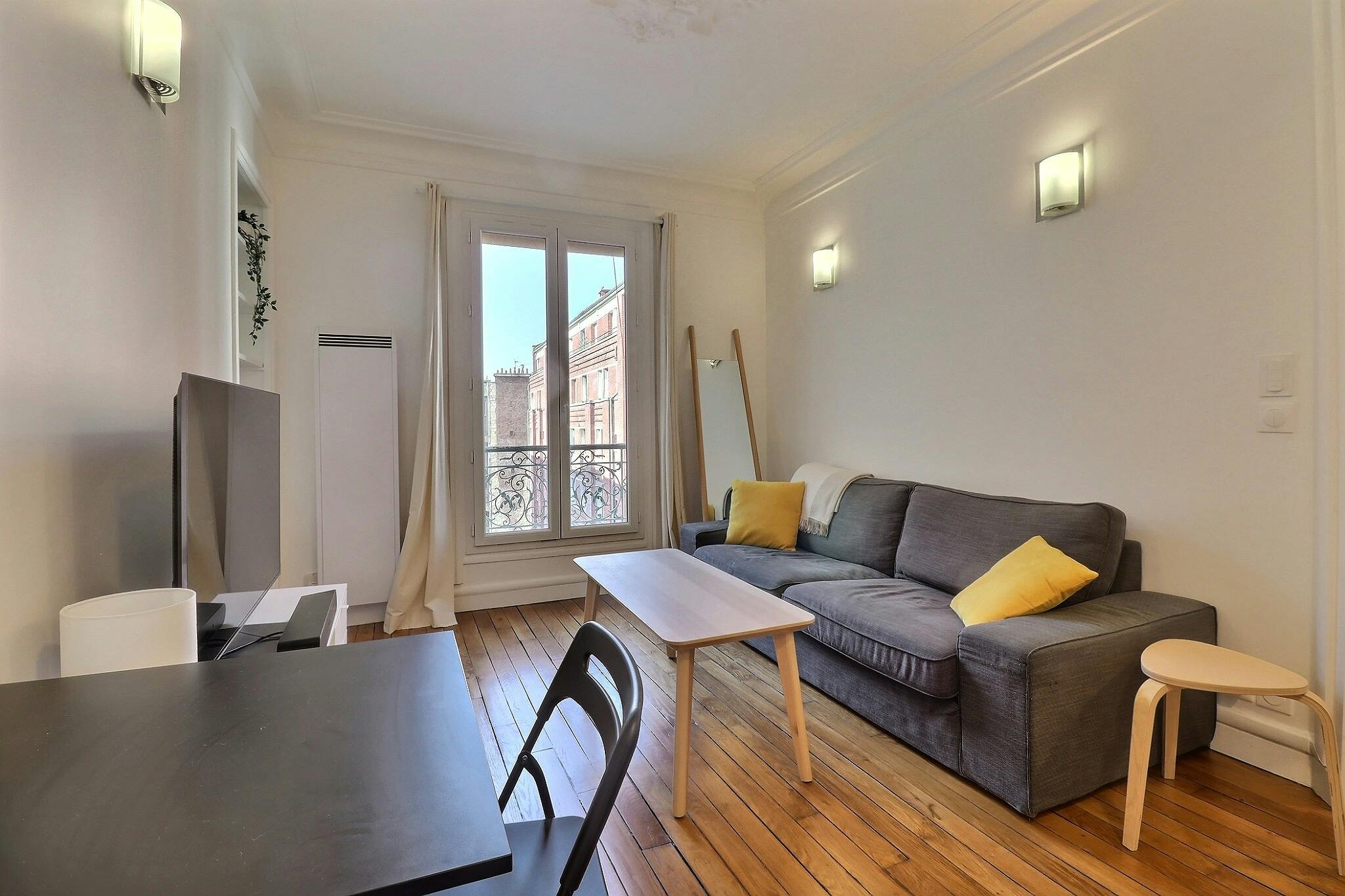 Apartment for rent for €1,944 per month in Paris, Rue de Chabrol