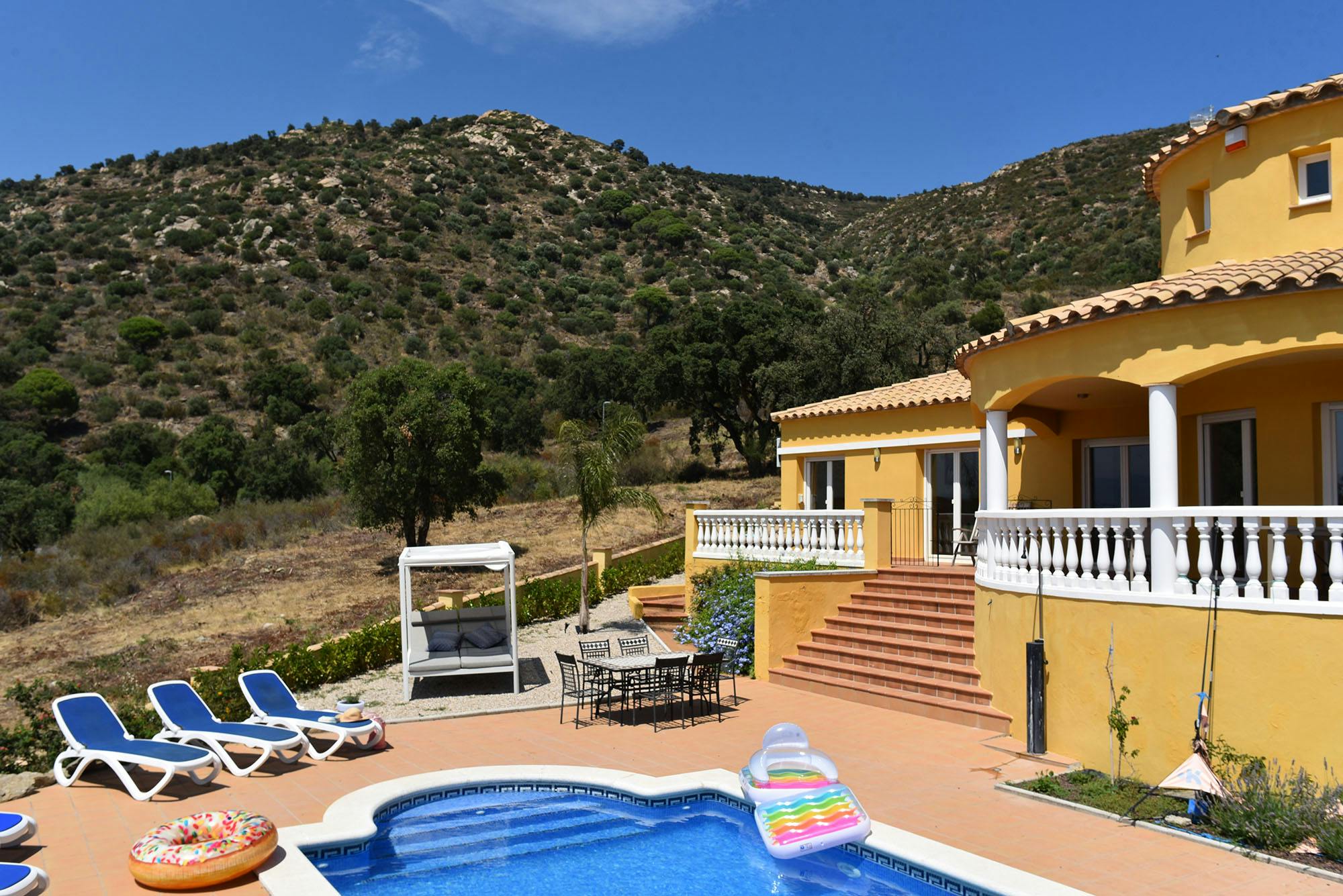 House for rent for €2,850 per month in Palau-saverdera, Carrer Anglaterra