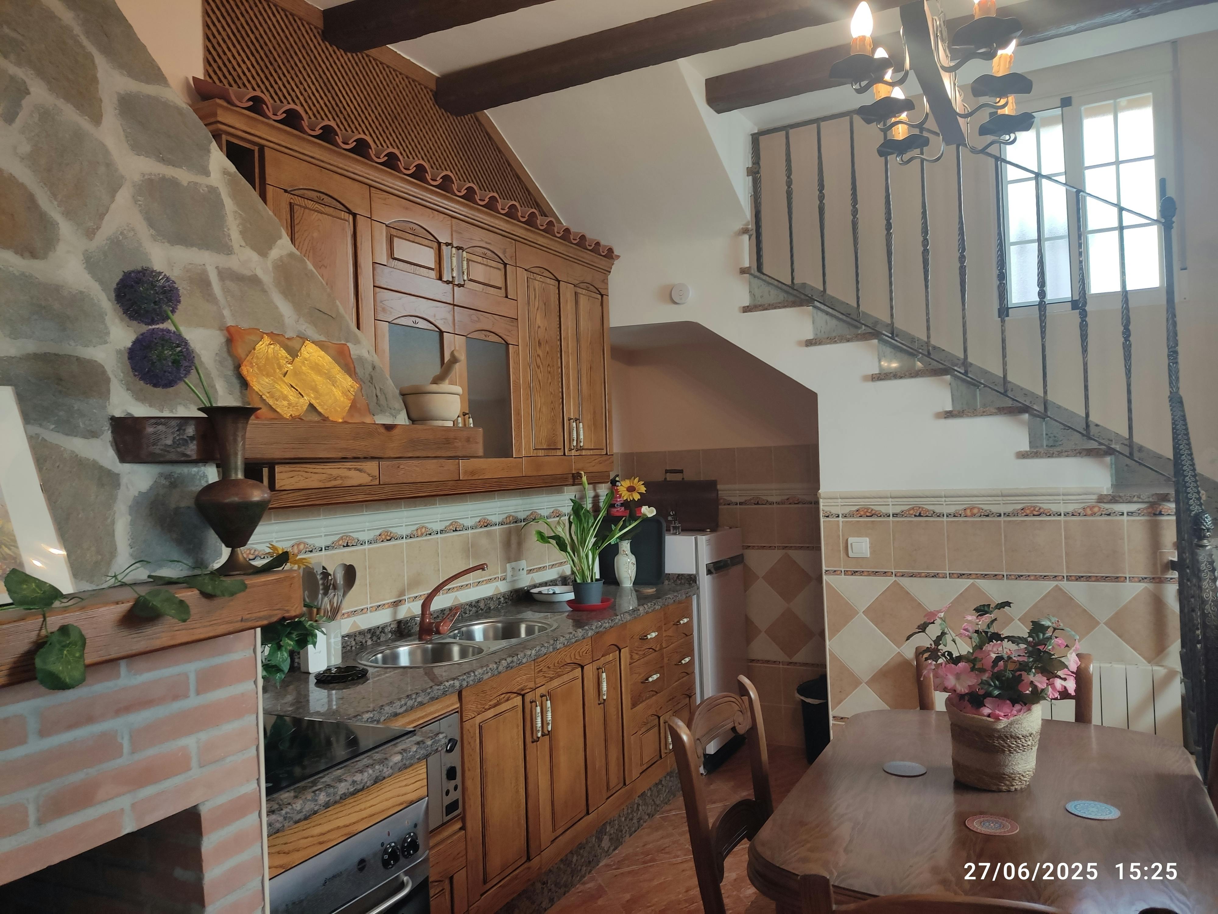 House for rent for €1,300 per month in Ítrabo, Calle Iglesia