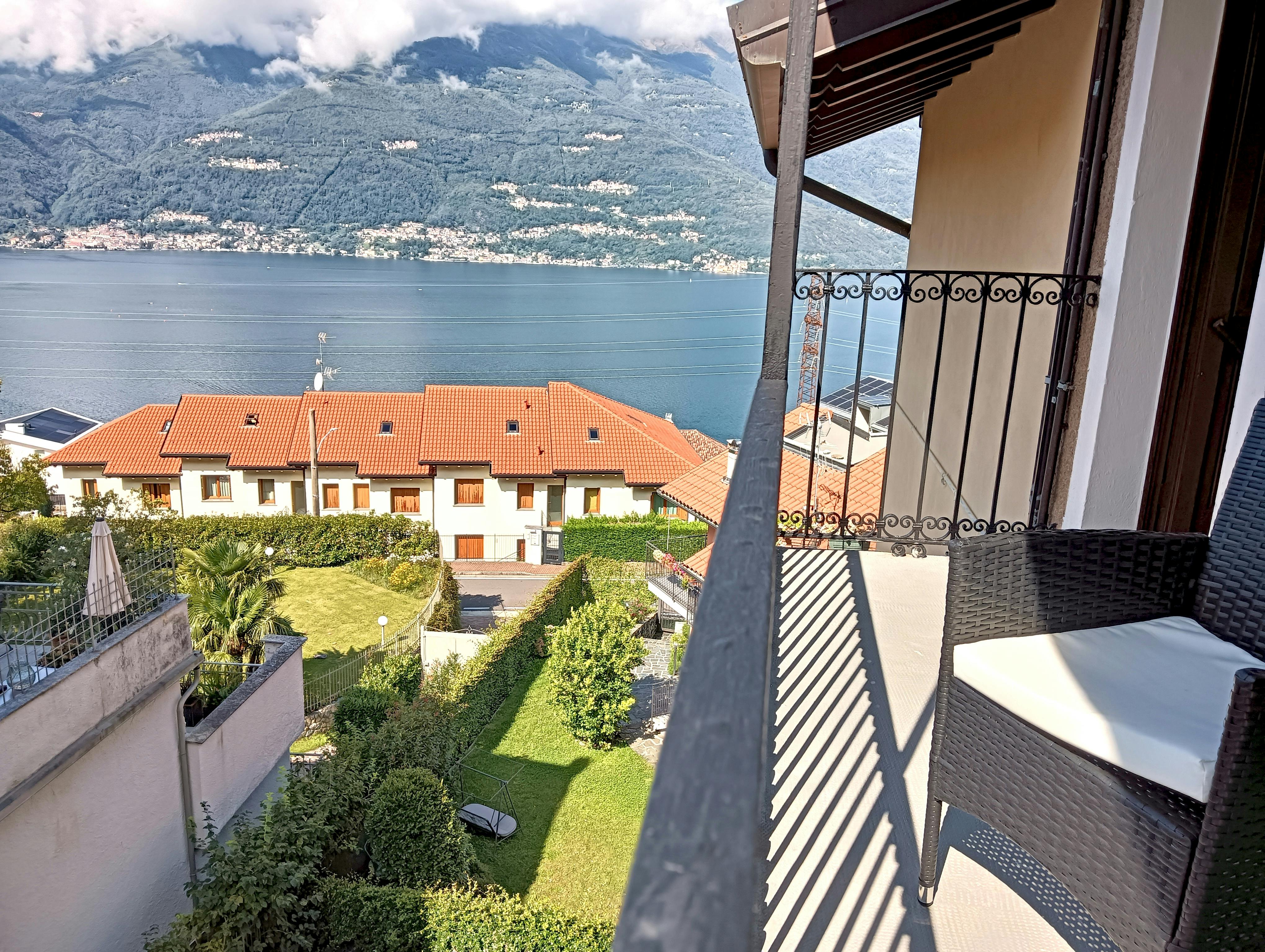 Apartment for rent for €1,350 per month in Bellano, Via Lezzeno