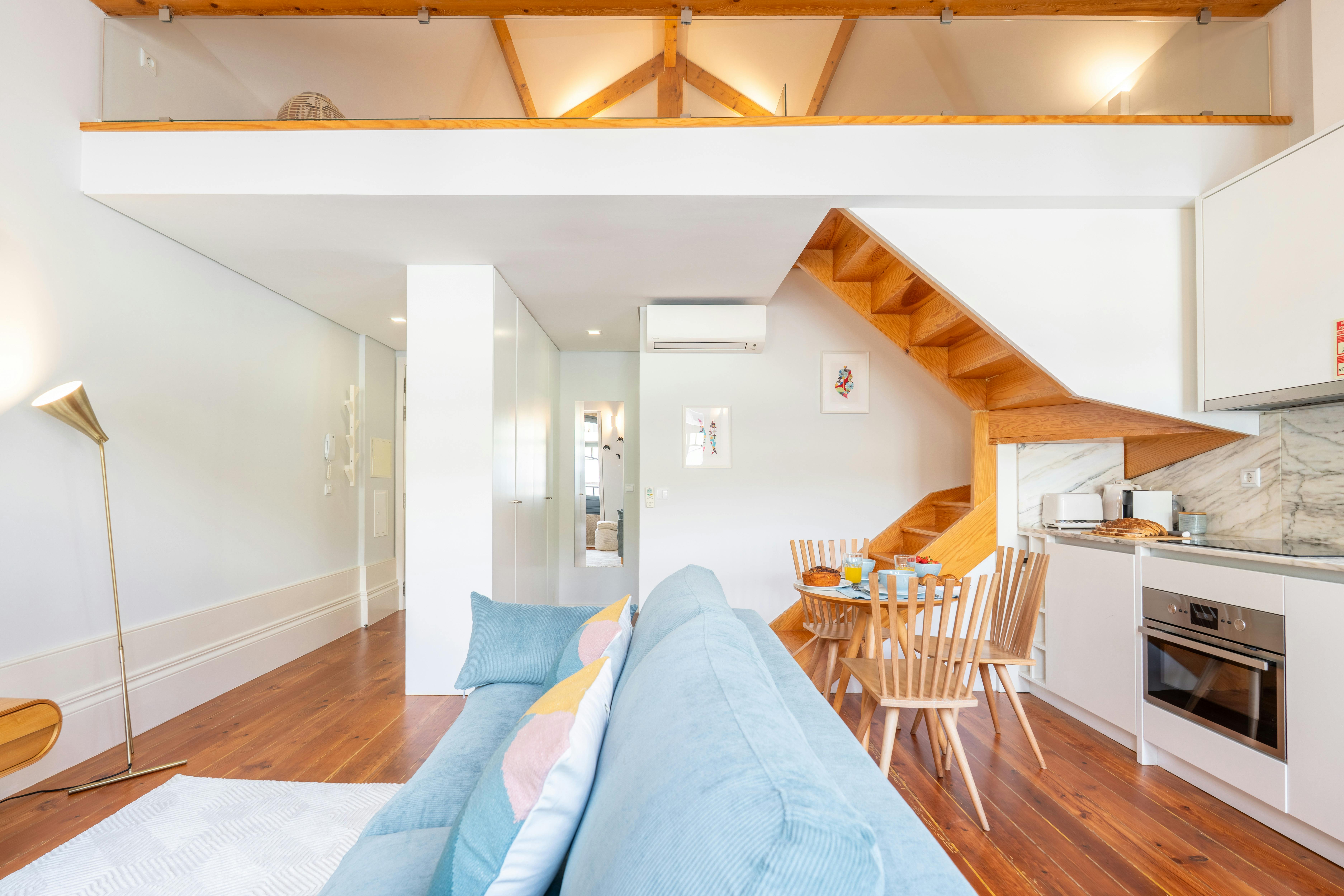 Apartment for rent for €2,200 per month in Porto, Rua de Santa Catarina