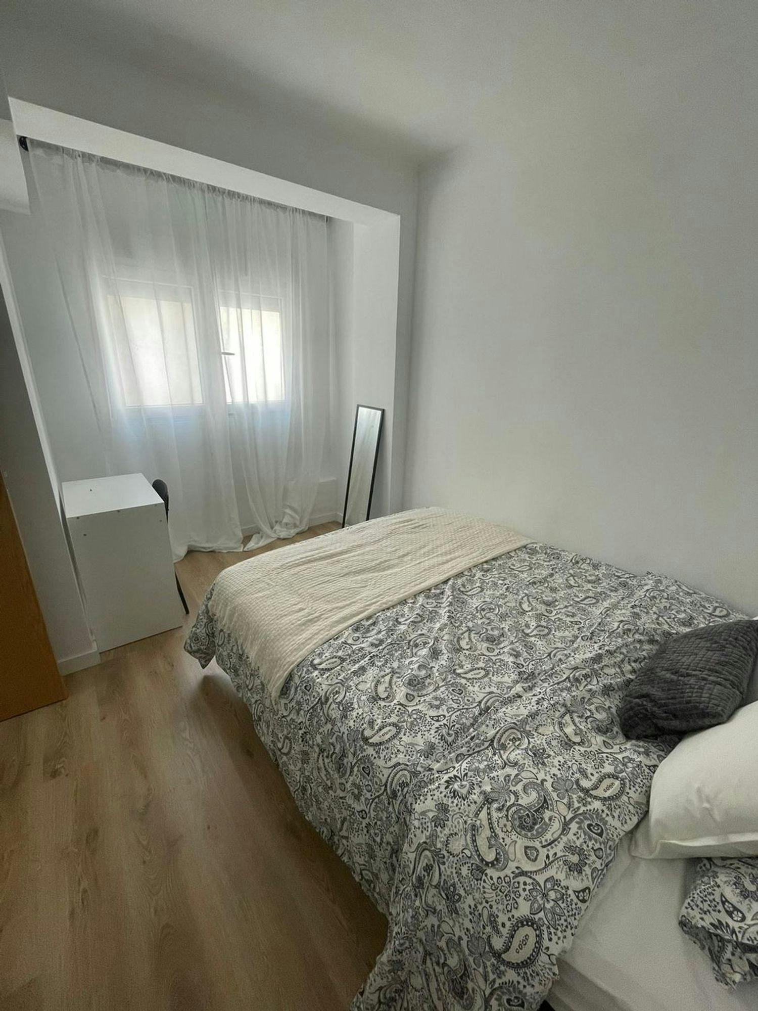 Отдельная комната сдается в аренду за 310 € в месяц в Valencia, Carrer d'Alcanyís