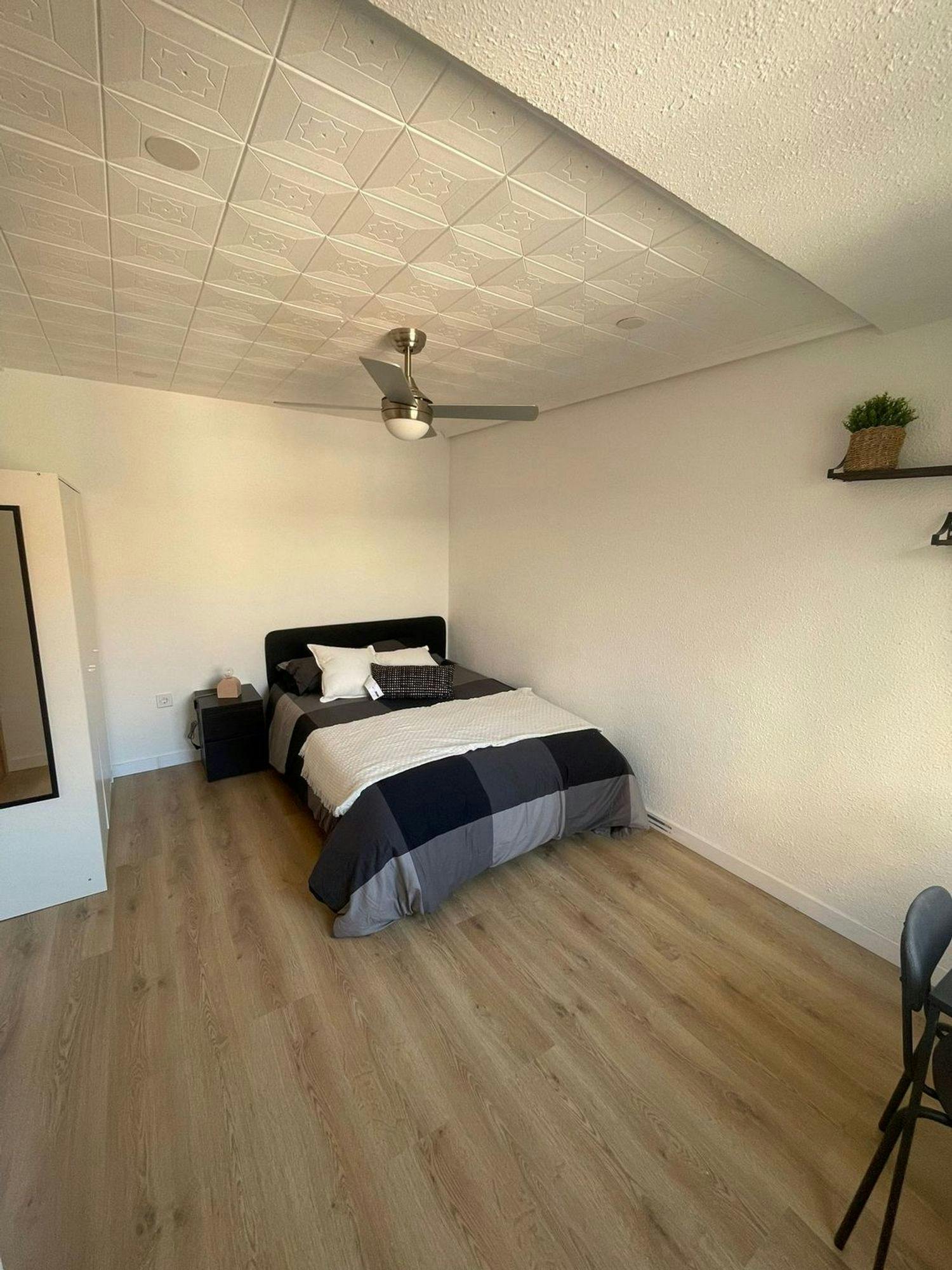 Private room for rent for €330 per month in Valencia, Carrer d'Alcanyís