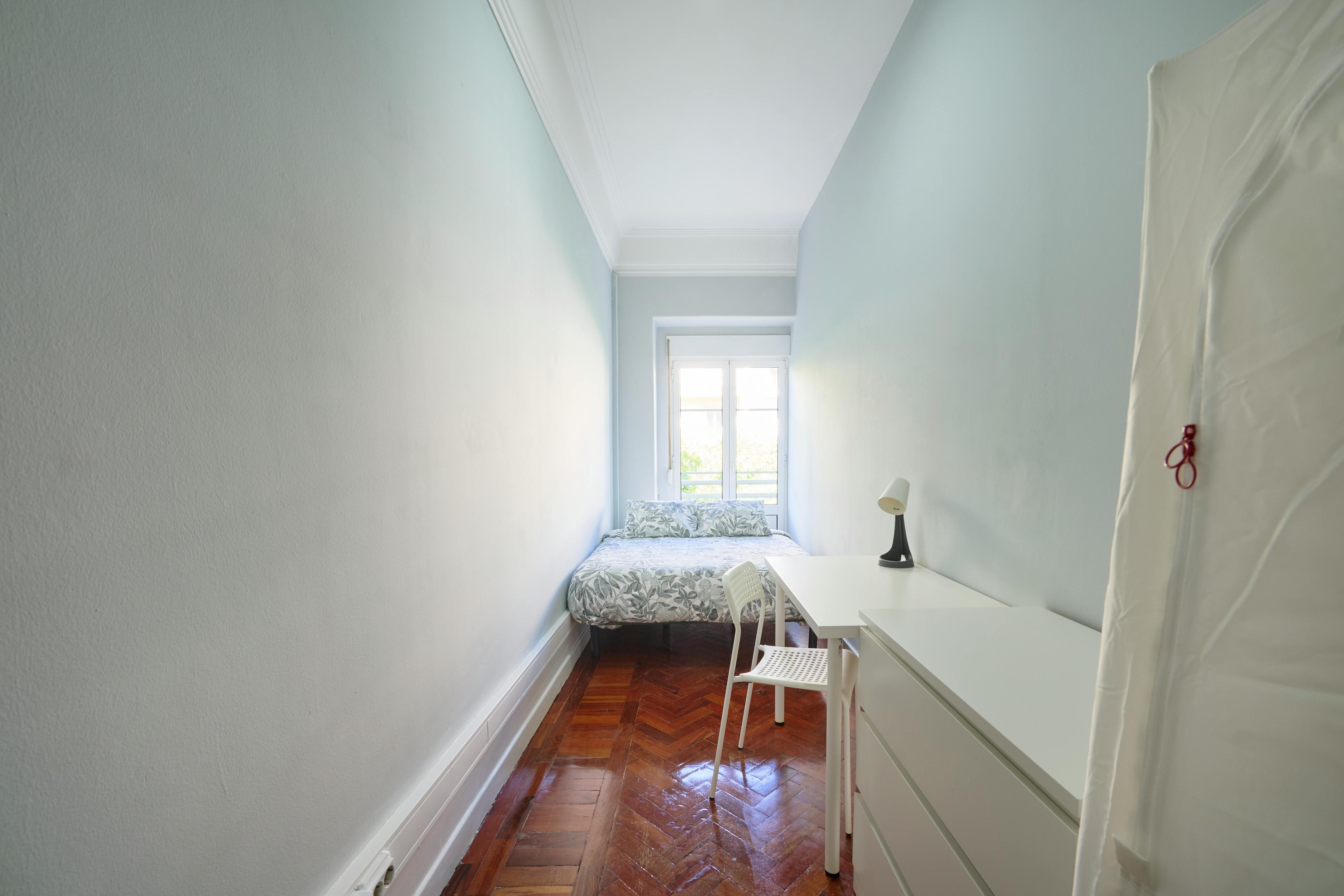 Private room for rent for €450 per month in Lisbon, Avenida Elias Garcia