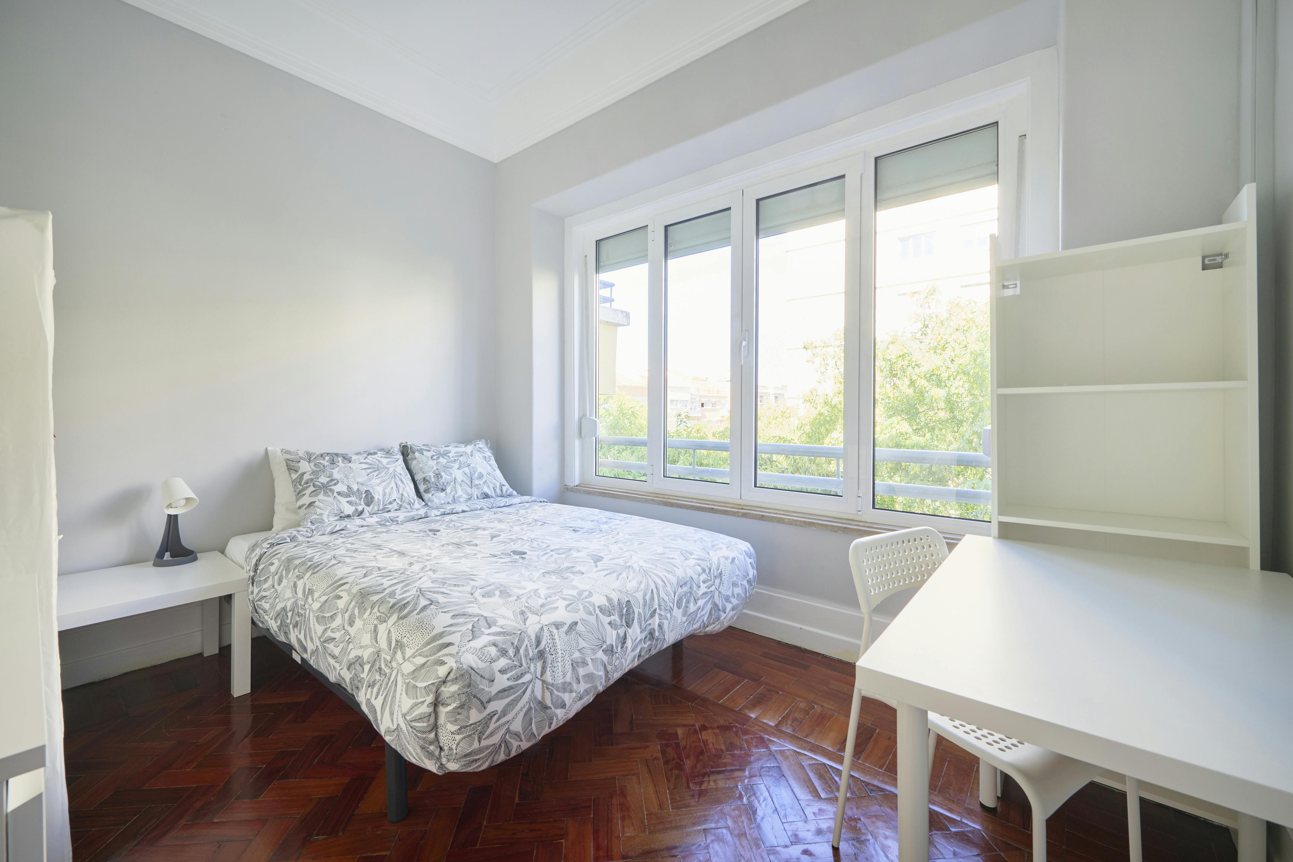 Private room for rent for €500 per month in Lisbon, Avenida Elias Garcia