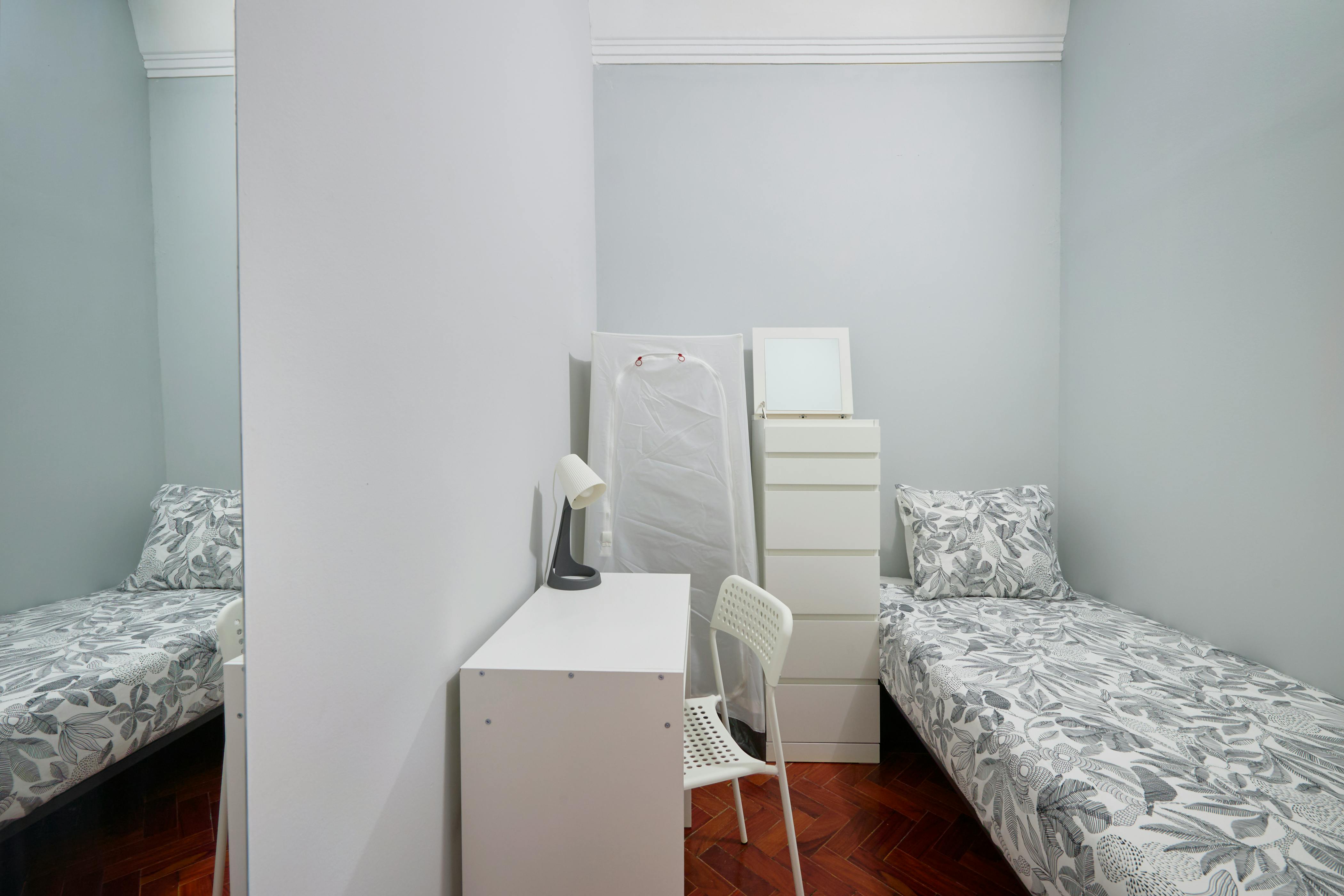 Private room for rent for €375 per month in Lisbon, Avenida Elias Garcia