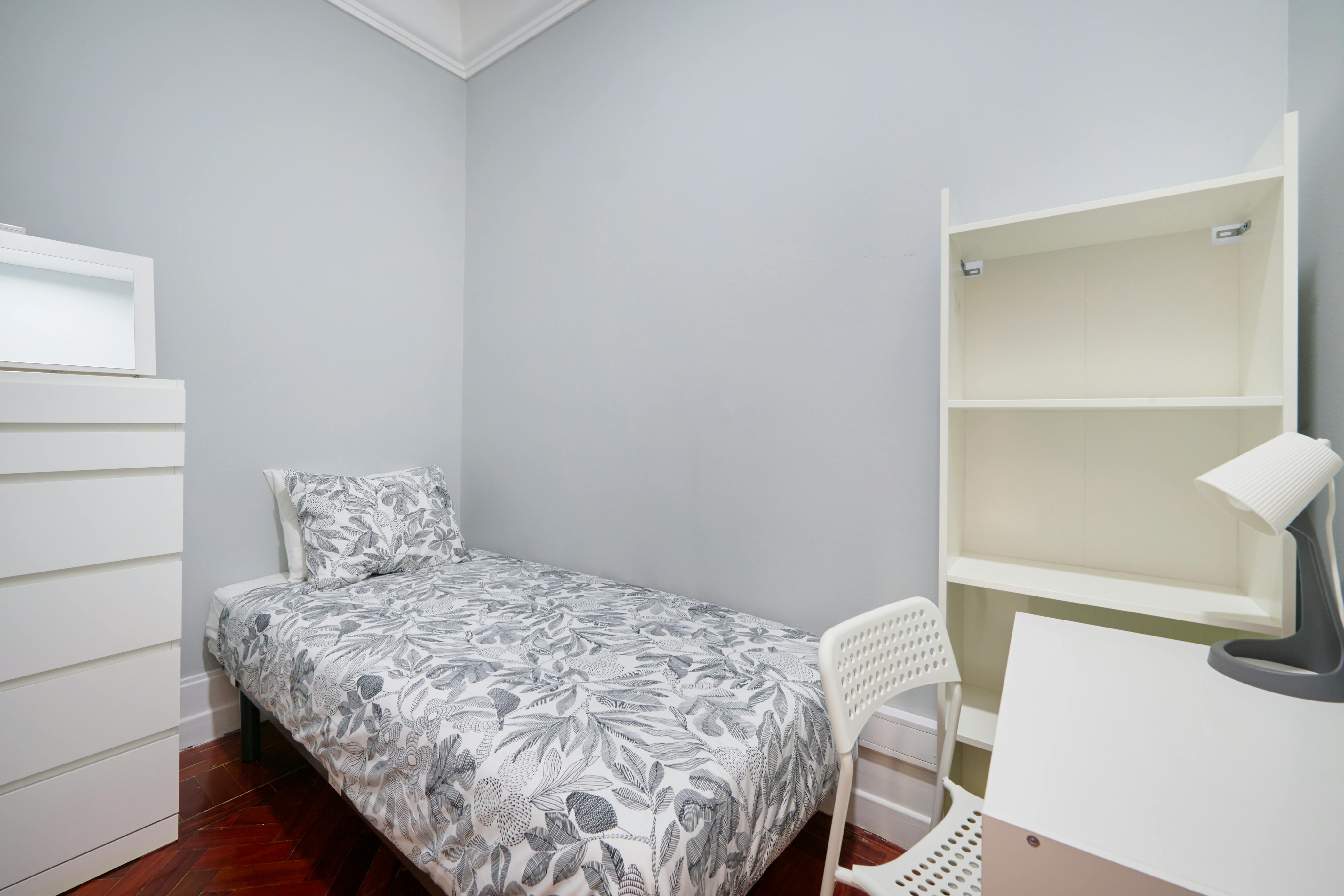 Private room for rent for €450 per month in Lisbon, Avenida Elias Garcia