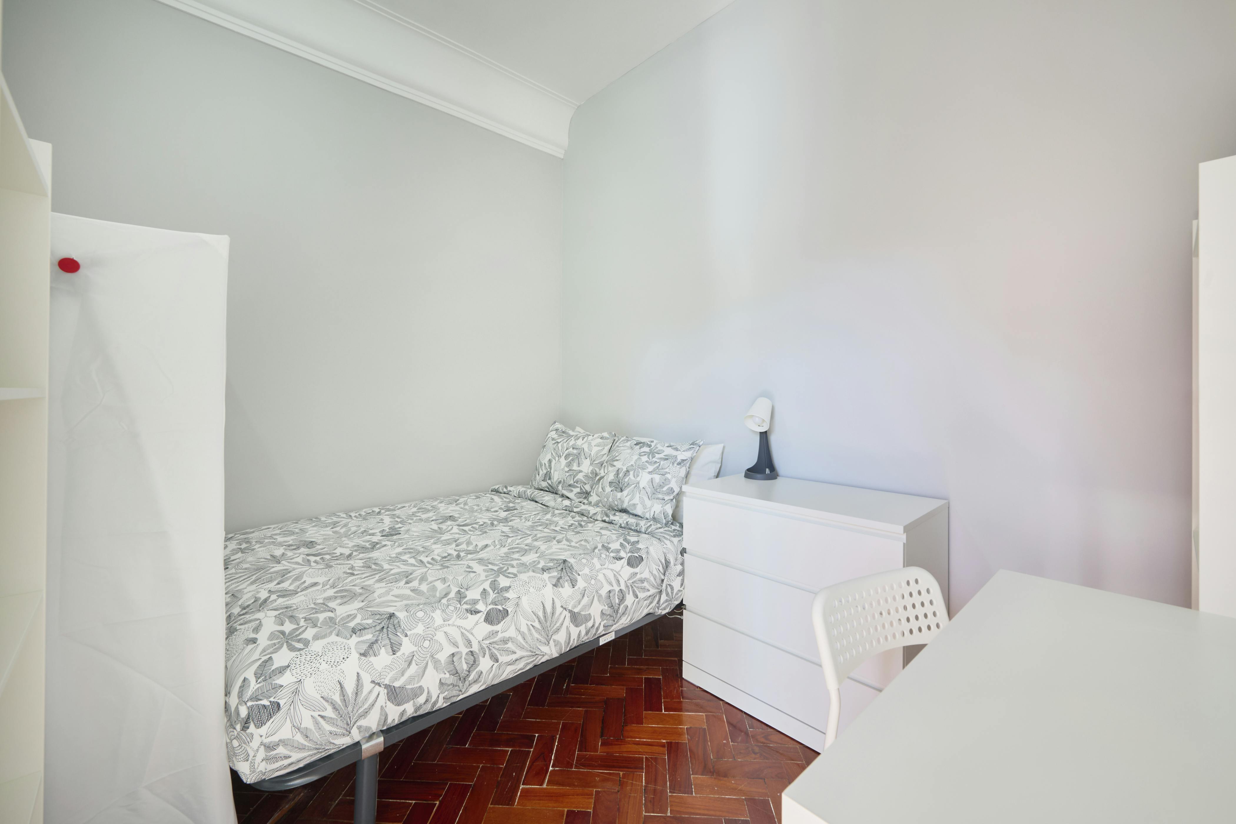 Private room for rent for €450 per month in Lisbon, Avenida Elias Garcia