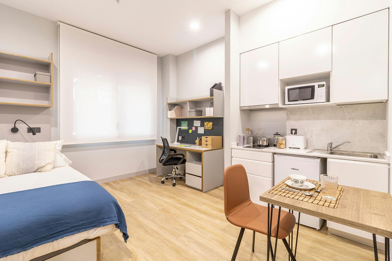 Studio for rent for €1,020 per month in Sevilla, Calle Camilo José Cela