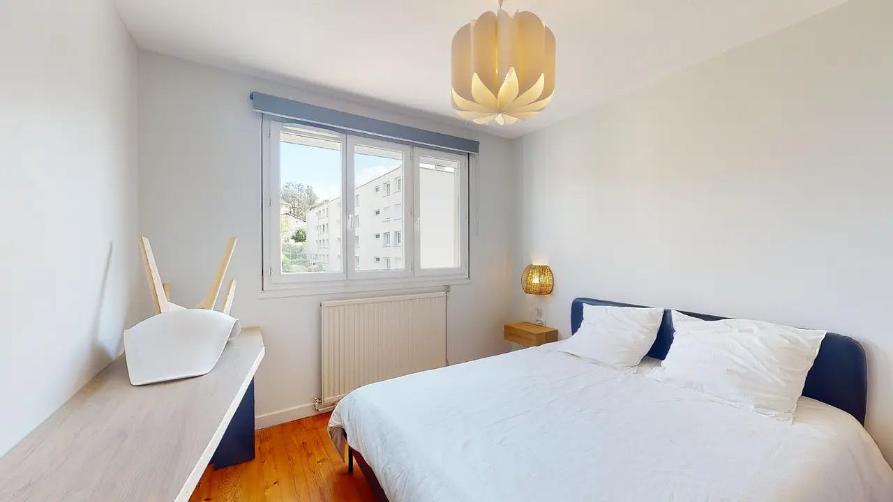 私人房间 正在以 €300 的月租出租，其位于 Saint-Étienne, Rue Grua Rouchouse