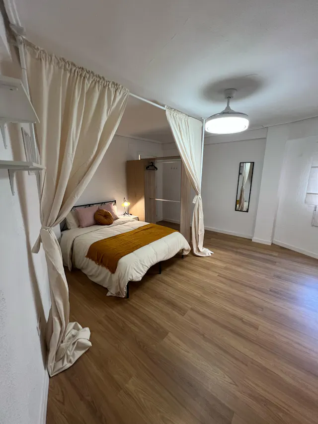 Private room in Carrer de Francisco Moreno Usedo, Valencia (1665021) room image 1