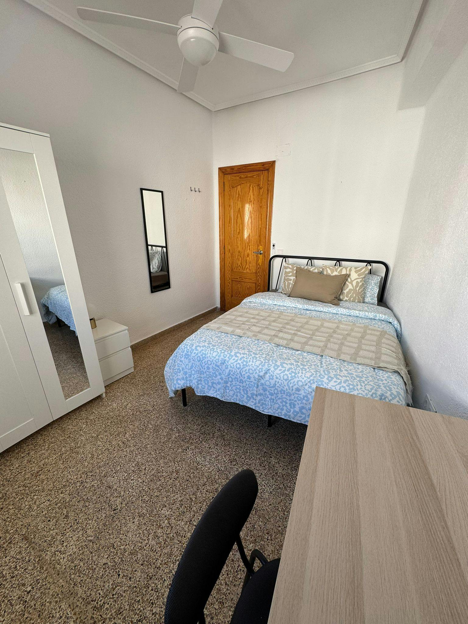 Private room for rent for €295 per month in Alaquàs, Carrer de Mallorca