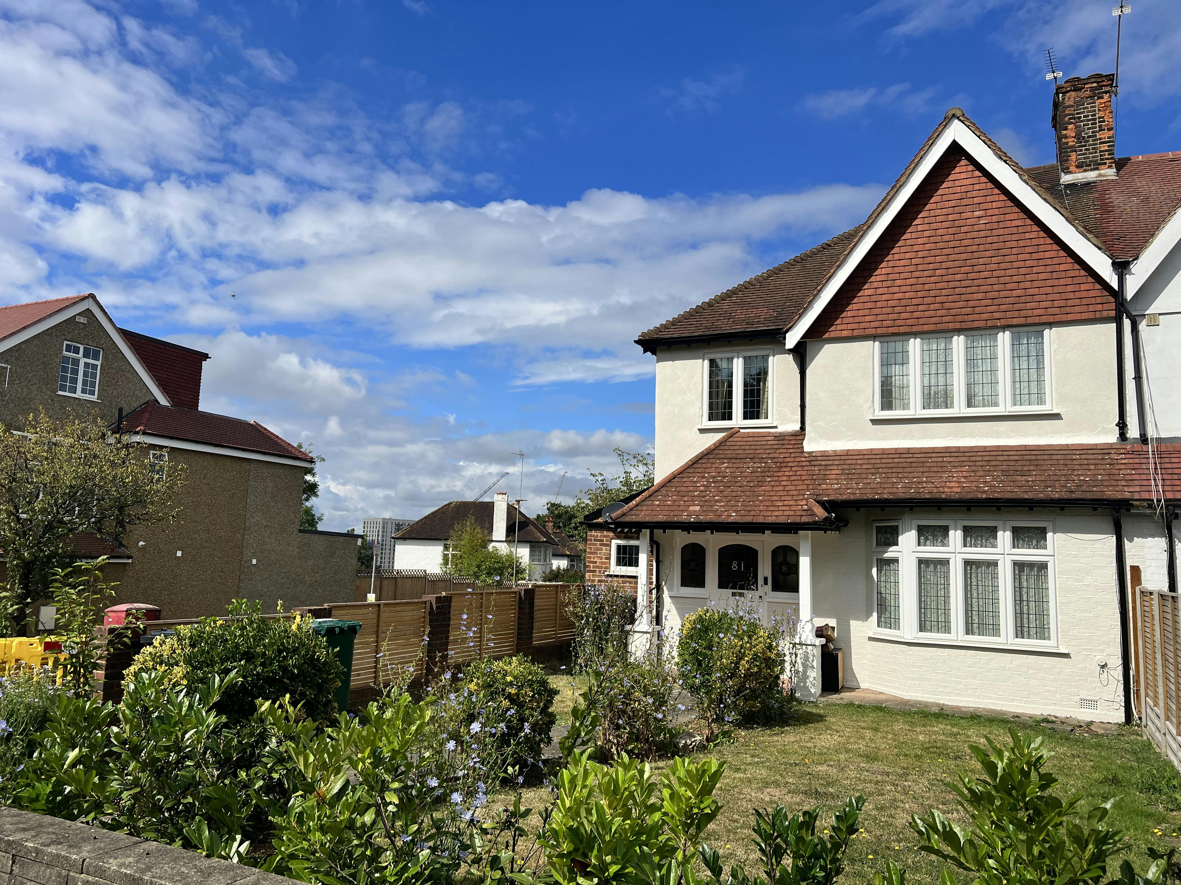 House for rent for £3,200 per month in London, Station Road
