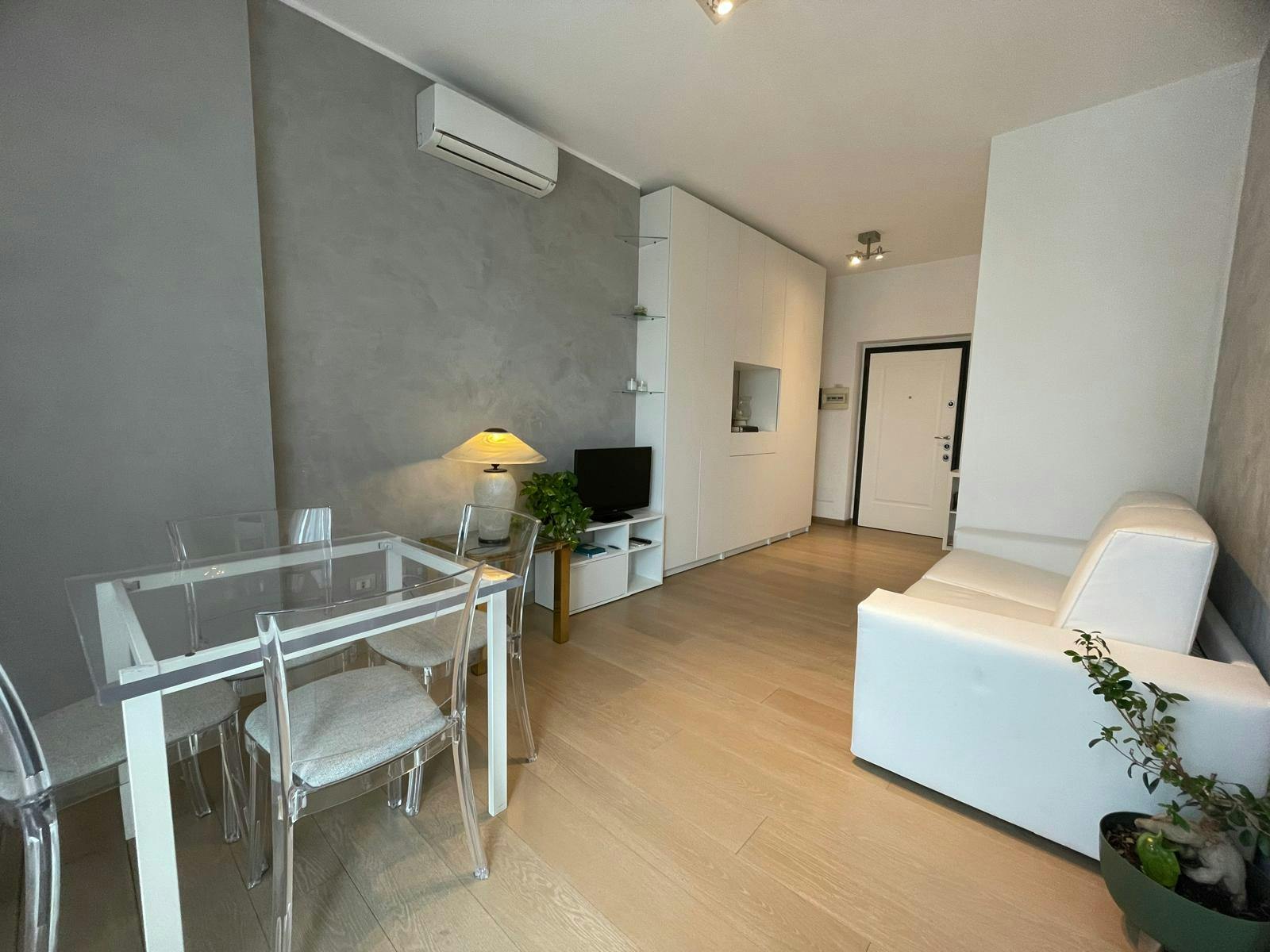 Apartment for rent for €2,600 per month in Milan, Via Pietro Giannone
