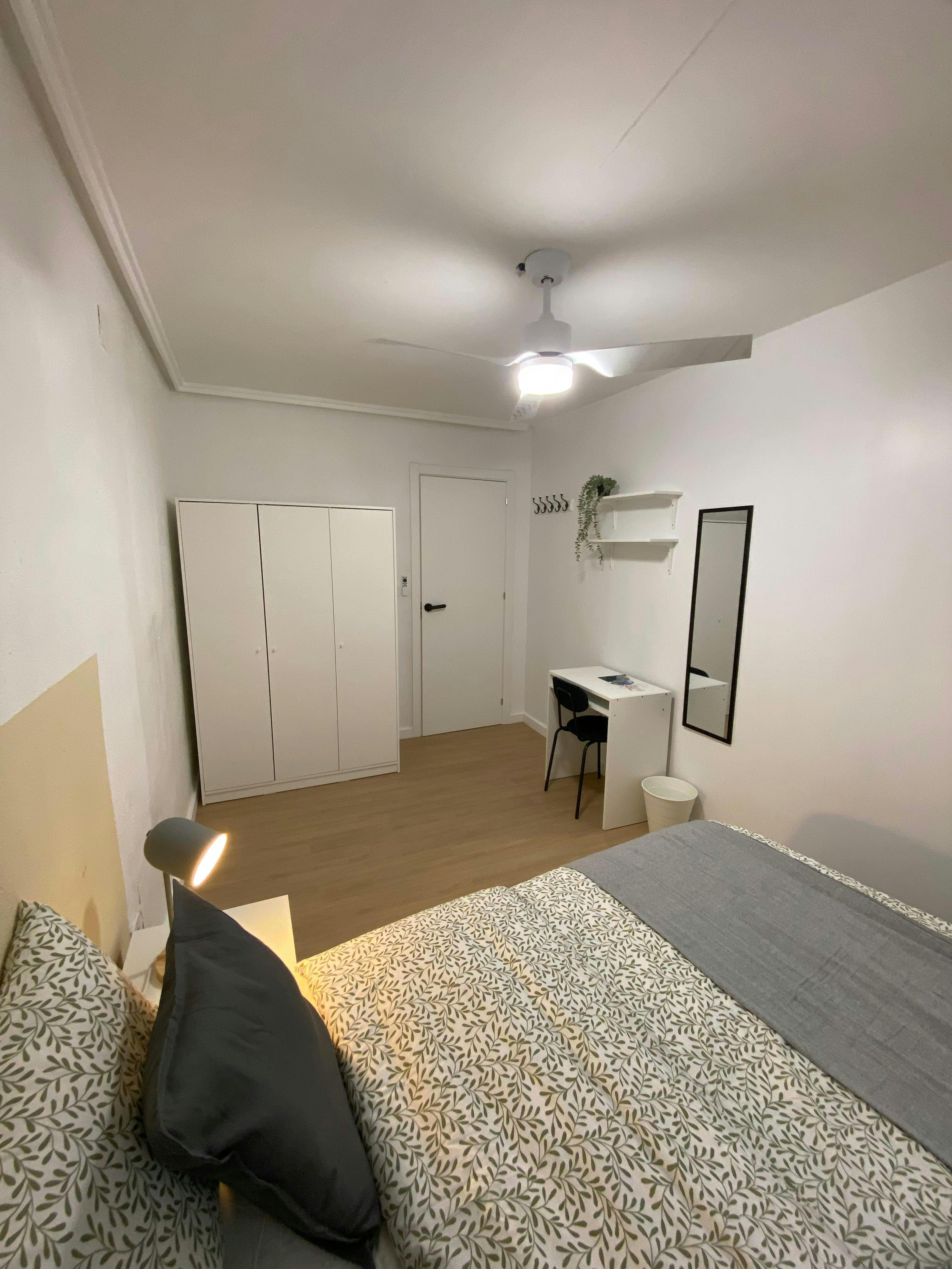 Double room Paterna, 1 bed, 7m² — photo 1