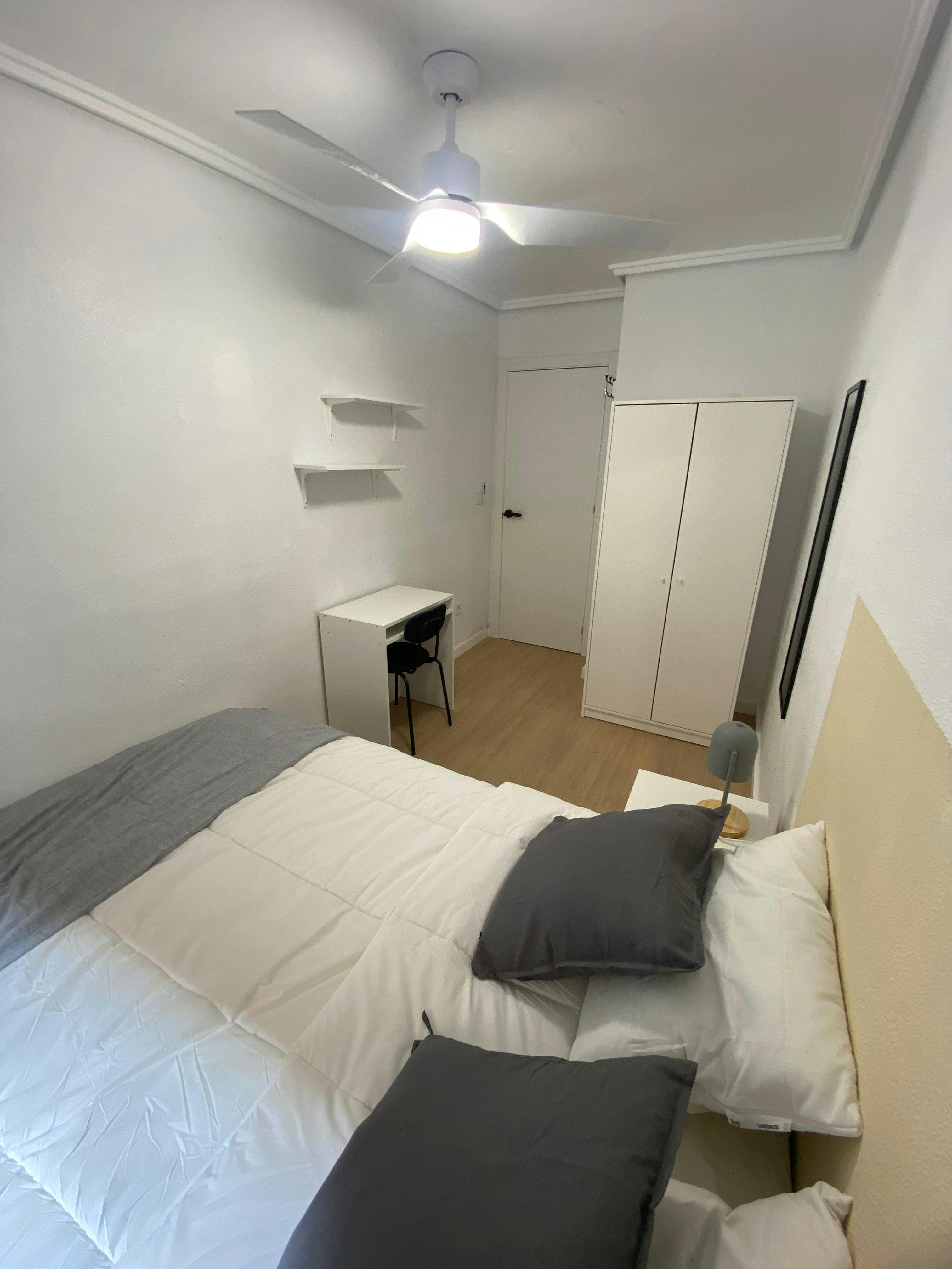 Double room Paterna, 1 bed, 10m² — photo 2