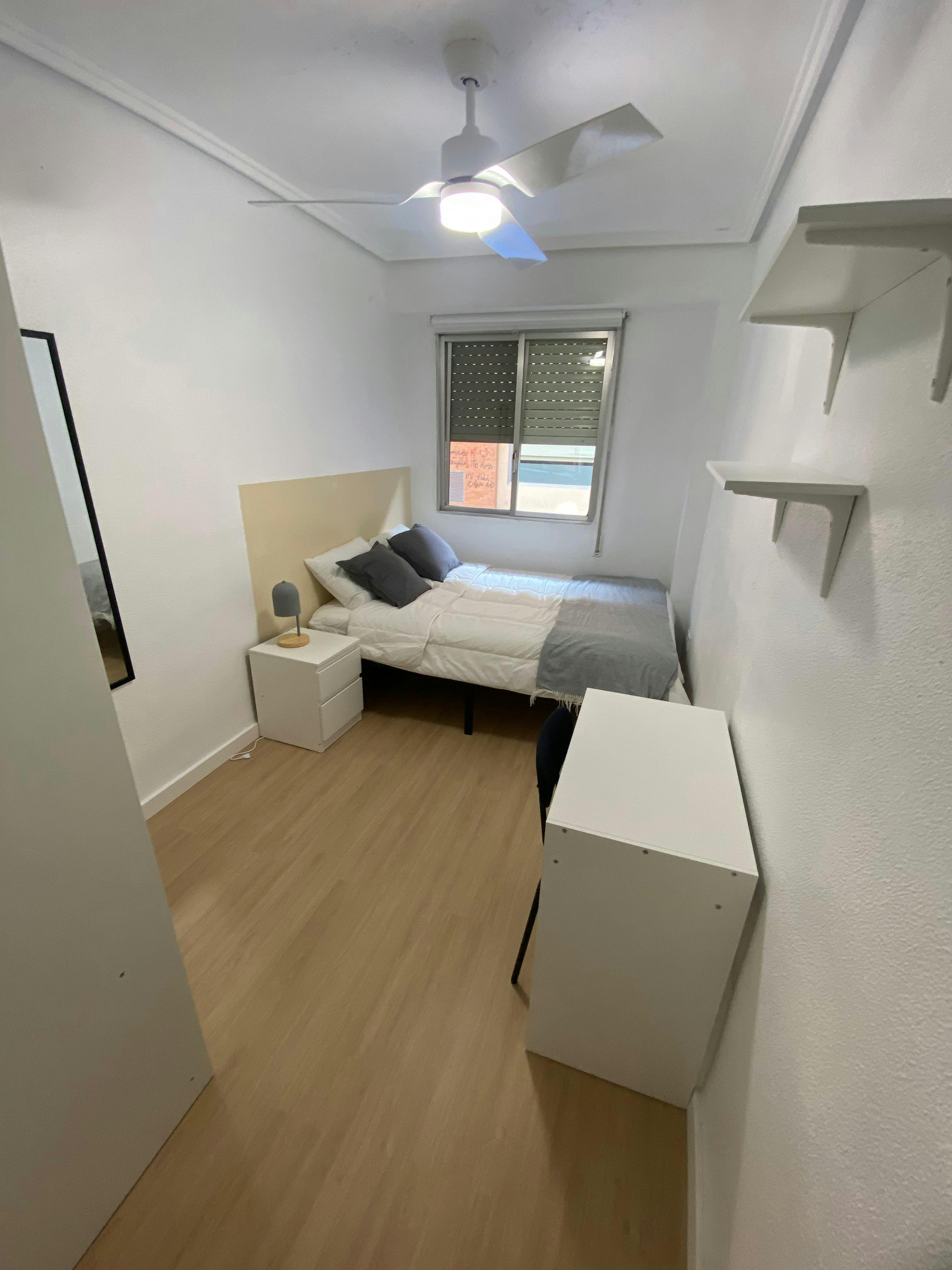 Double room Paterna, 1 bed, 10m² — photo 4