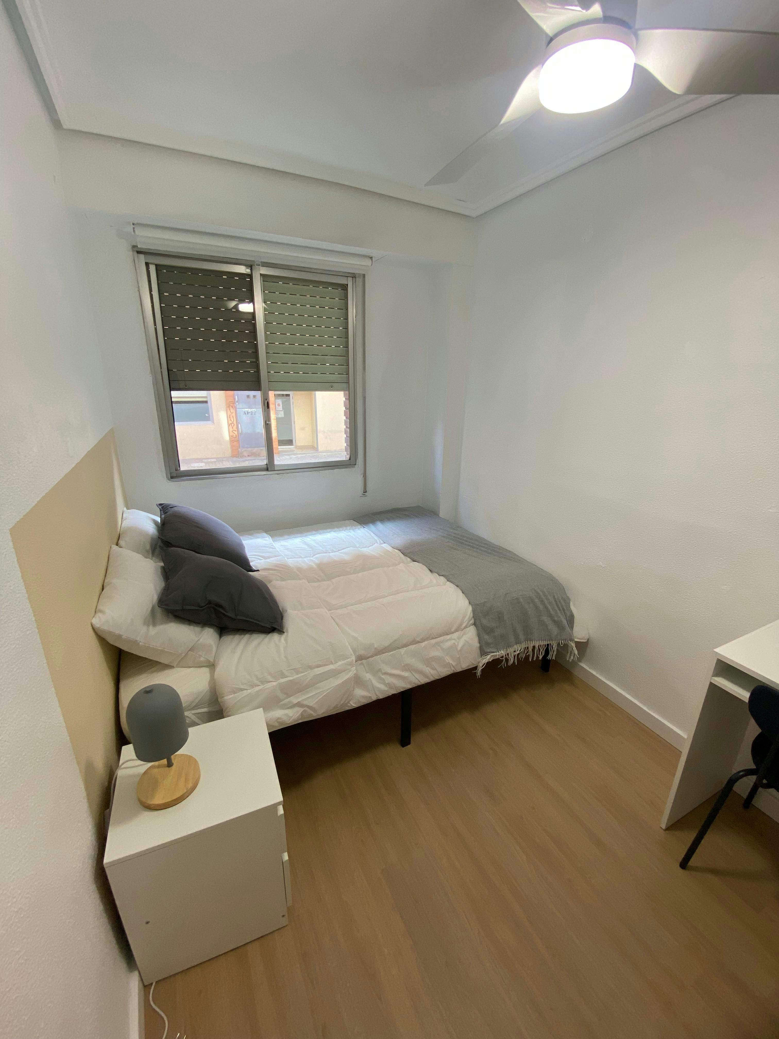 Double room Paterna, 1 bed, 10m² — photo 3
