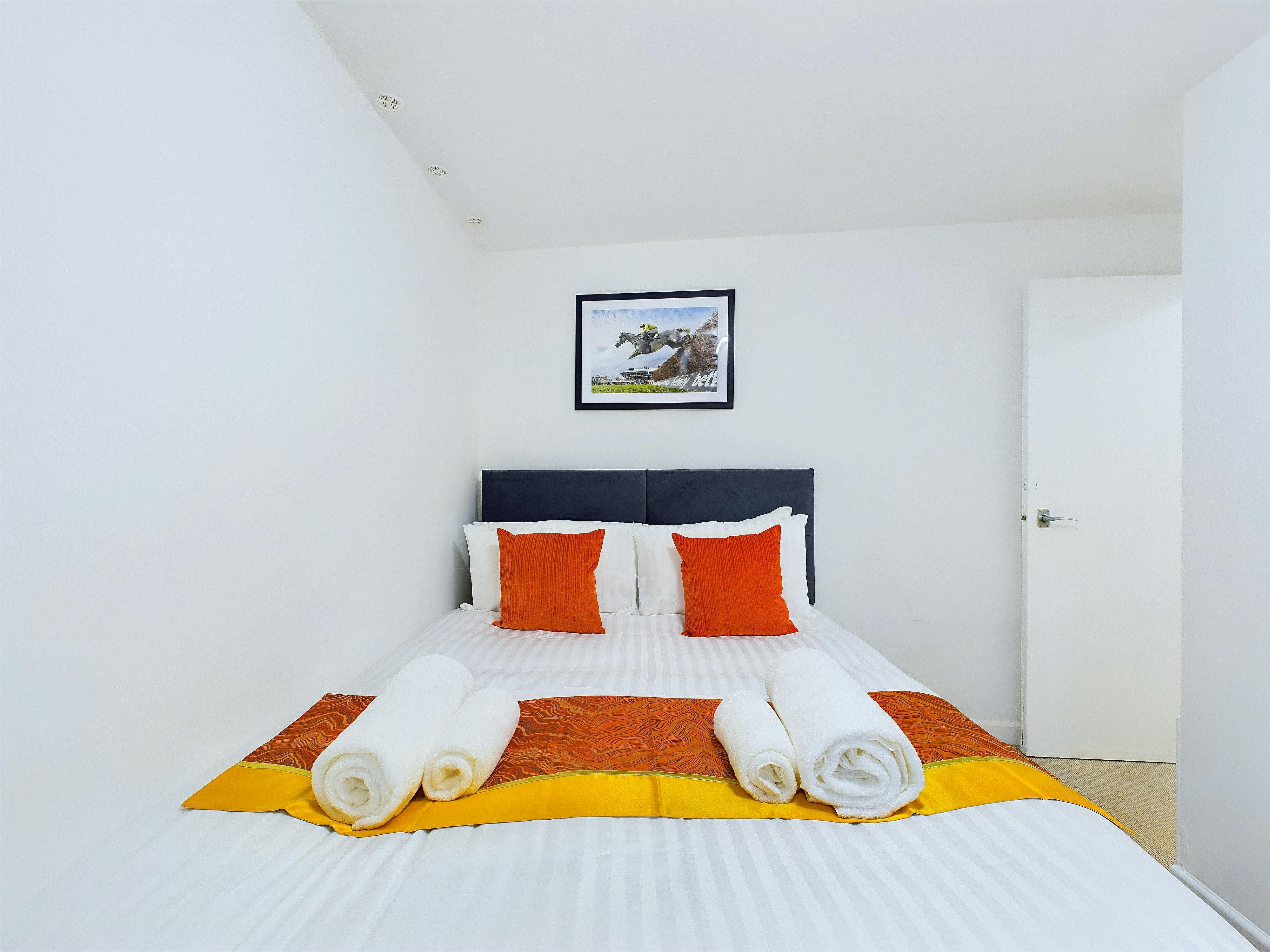 Apartment Cheltenham, 3 beds — photo 5