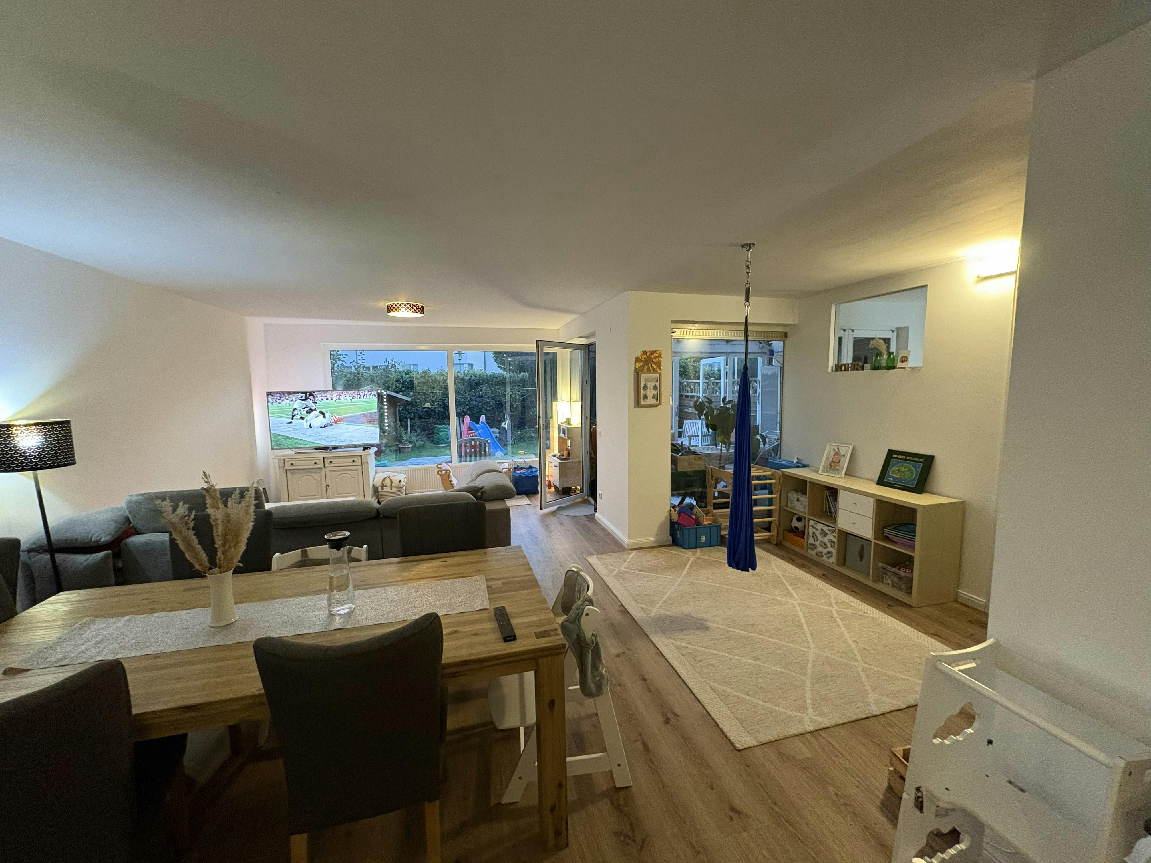 House for rent for €2,850 per month in Wedel, Rolandstraße