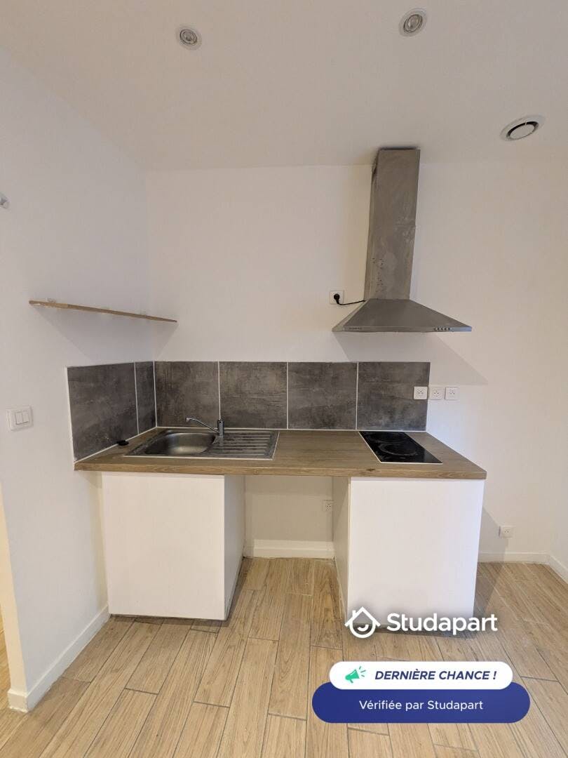 Apartament de închiriat pentru 610 EUR pe lună în Nîmes, Rue Catinat