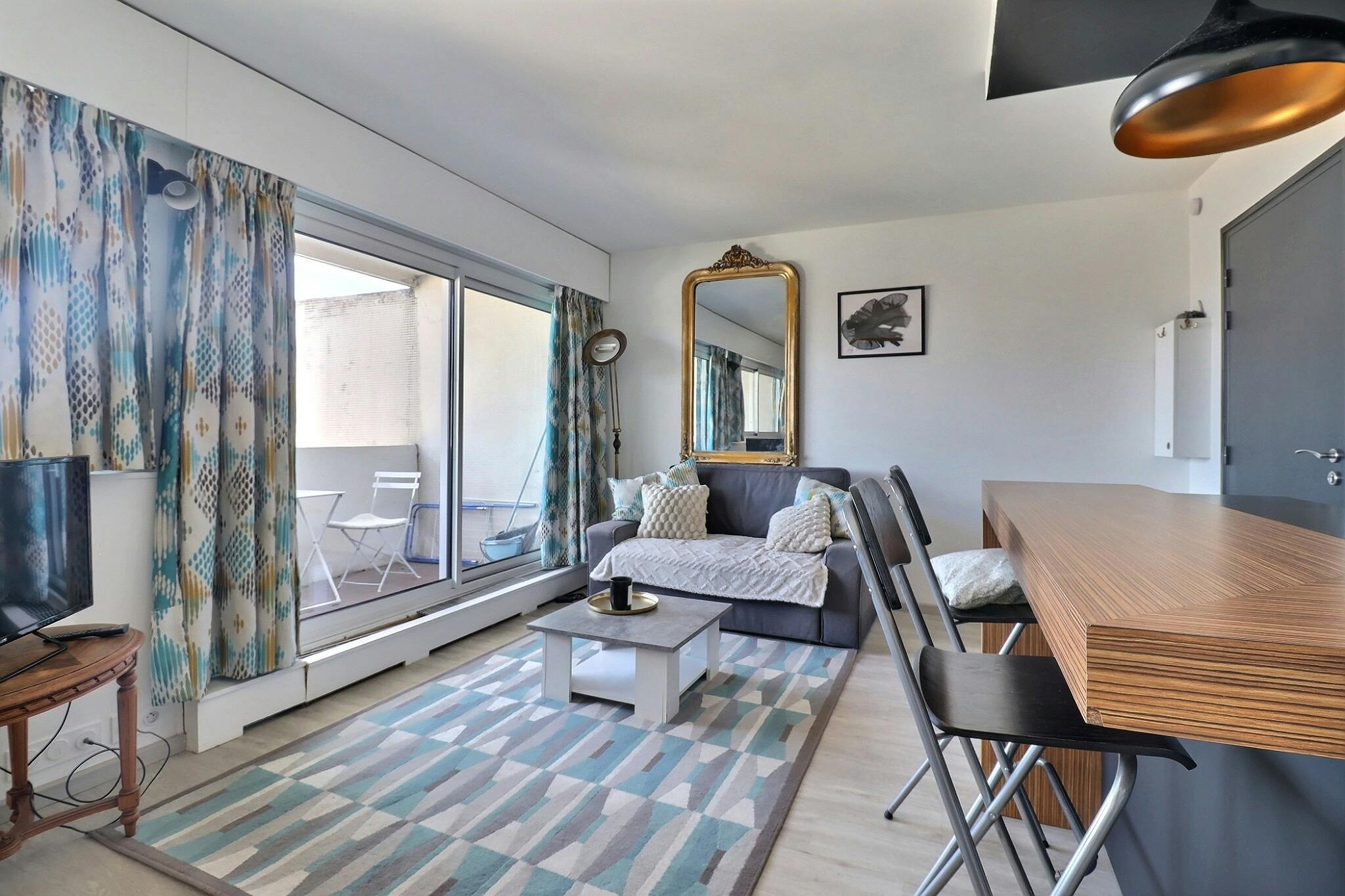 Studio for rent for €1,445 per month in Paris, Rue de Vaugirard