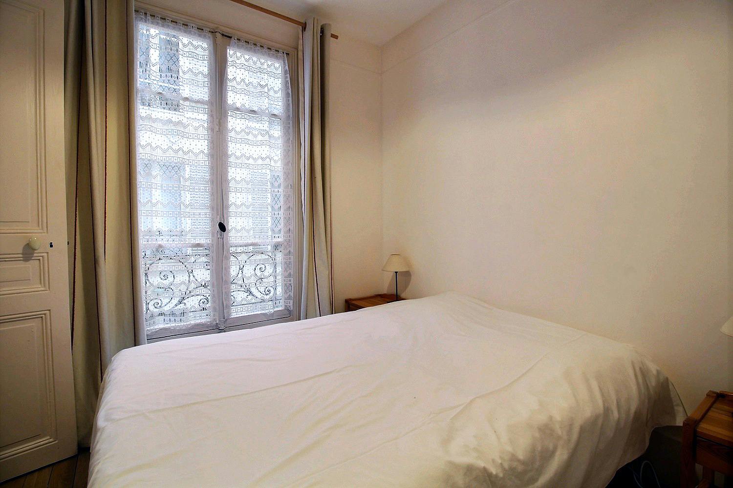 Apartment for rent on Rue de Vaugirard, Paris - View 3