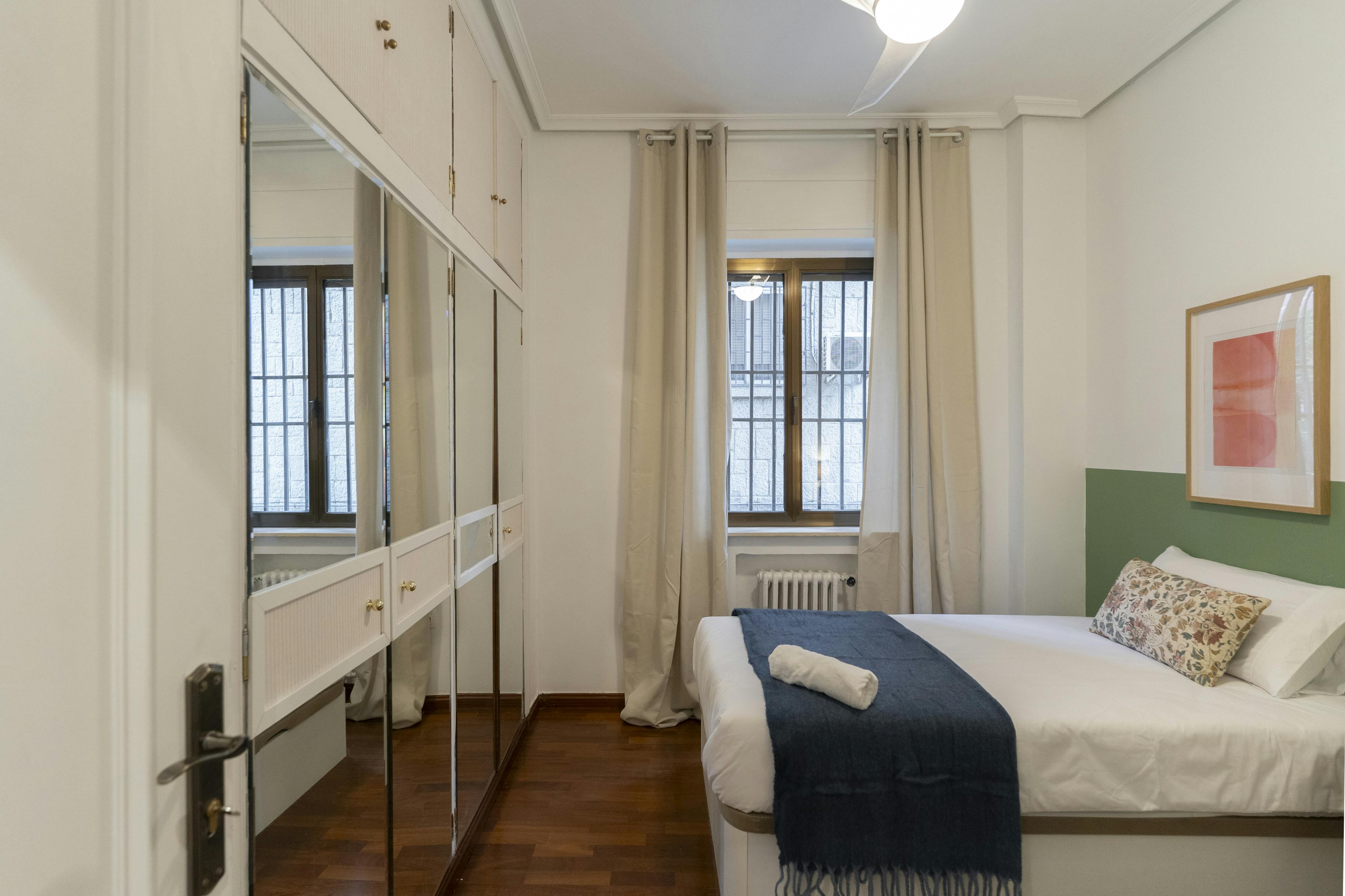 Private room for rent for €800 per month in Madrid, Paseo de la Castellana
