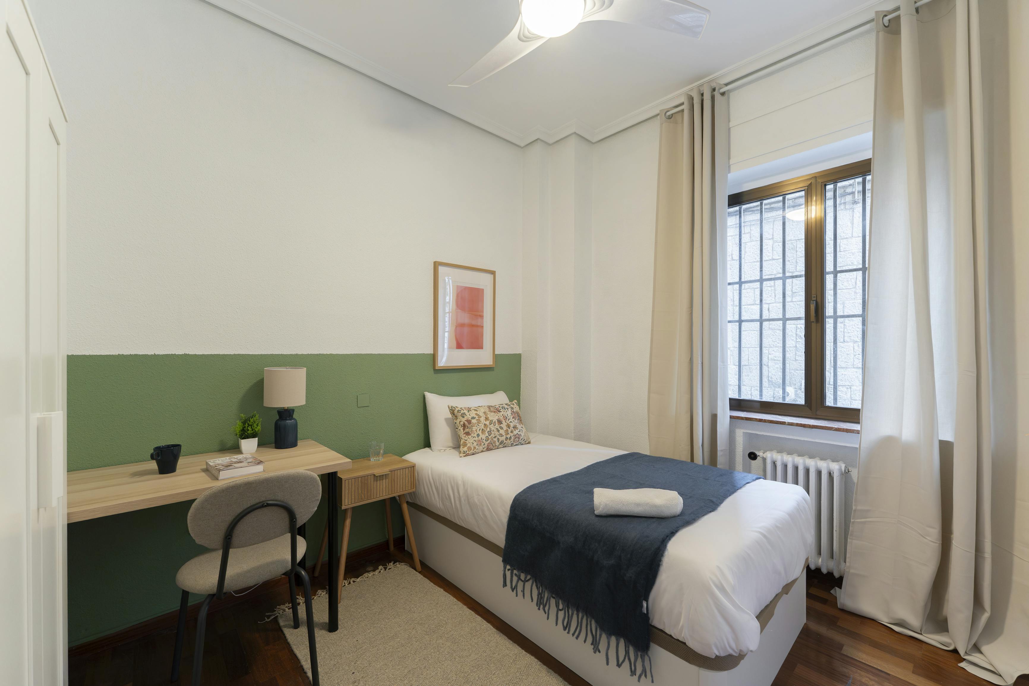 Private room for rent for €800 per month in Madrid, Paseo de la Castellana